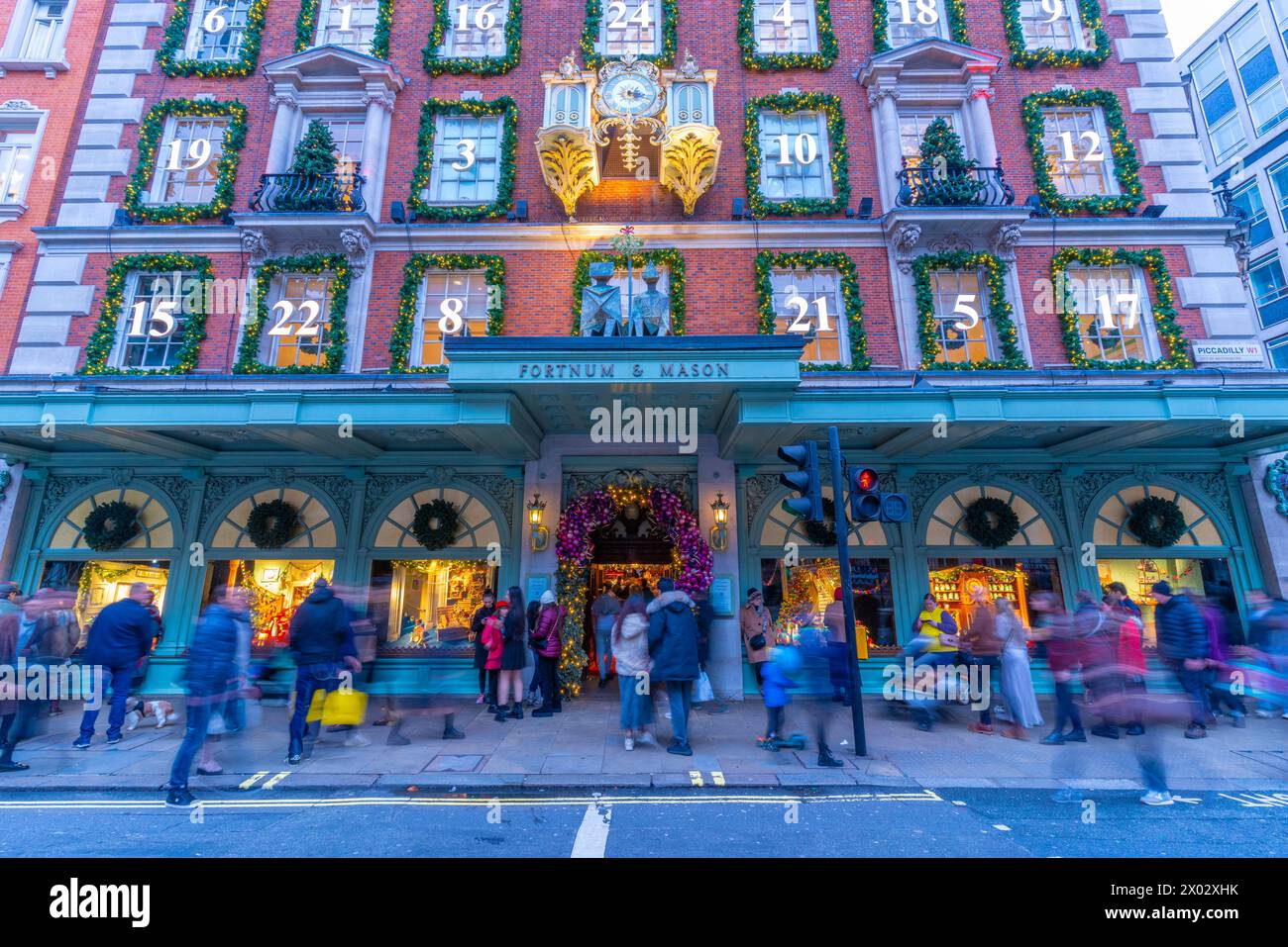 Veduta di Fortnum e Mason's at Christmas in Piccadilly, Westminster, Londra, Inghilterra, Regno Unito, Europa Foto Stock