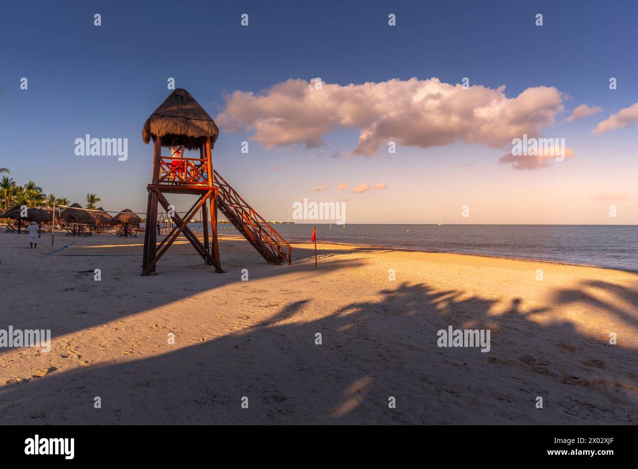 Vista della torre di guardia e della spiaggia dorata vicino a Puerto Morelos, costa caraibica, penisola dello Yucatan, Messico e Nord America Foto Stock