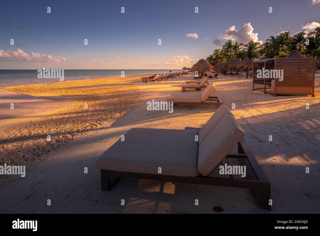 Vista della spiaggia dorata vicino a Puerto Morelos, Costa dei Caraibi, Penisola dello Yucatan, Messico, Nord America Foto Stock
