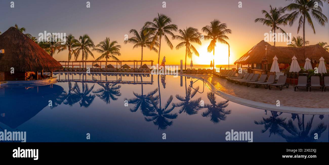 Vista dell'alba e dei riflessi delle palme nella piscina dell'hotel vicino a Puerto Morelos, Costa dei Caraibi, Penisola dello Yucatan, Messico e Nord America Foto Stock