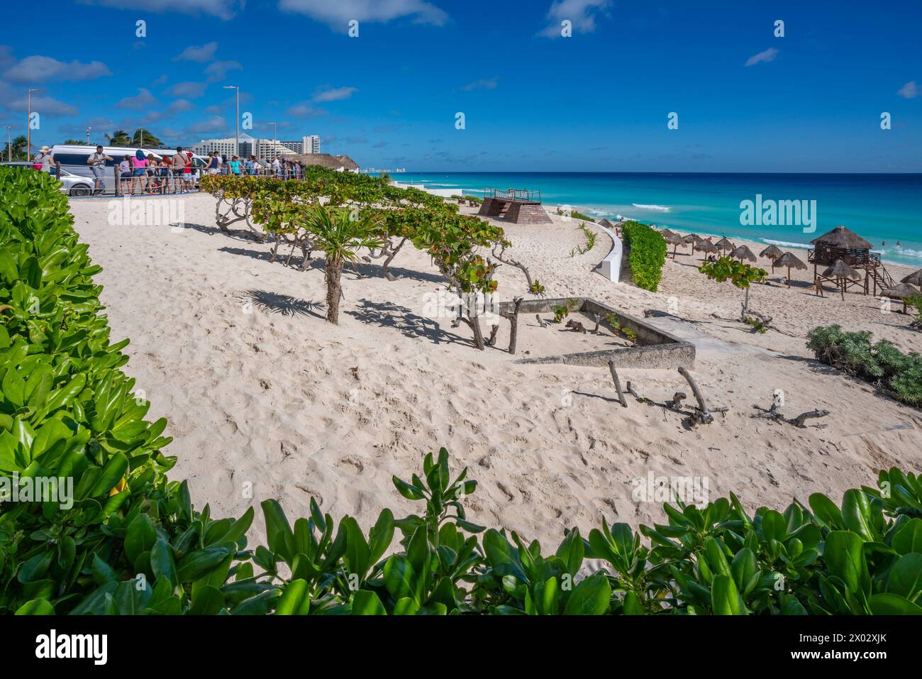 Vista della lunga spiaggia di sabbia bianca a Playa Delfines, zona degli hotel, Cancun, costa caraibica, penisola dello Yucatan, Messico, Nord America Foto Stock
