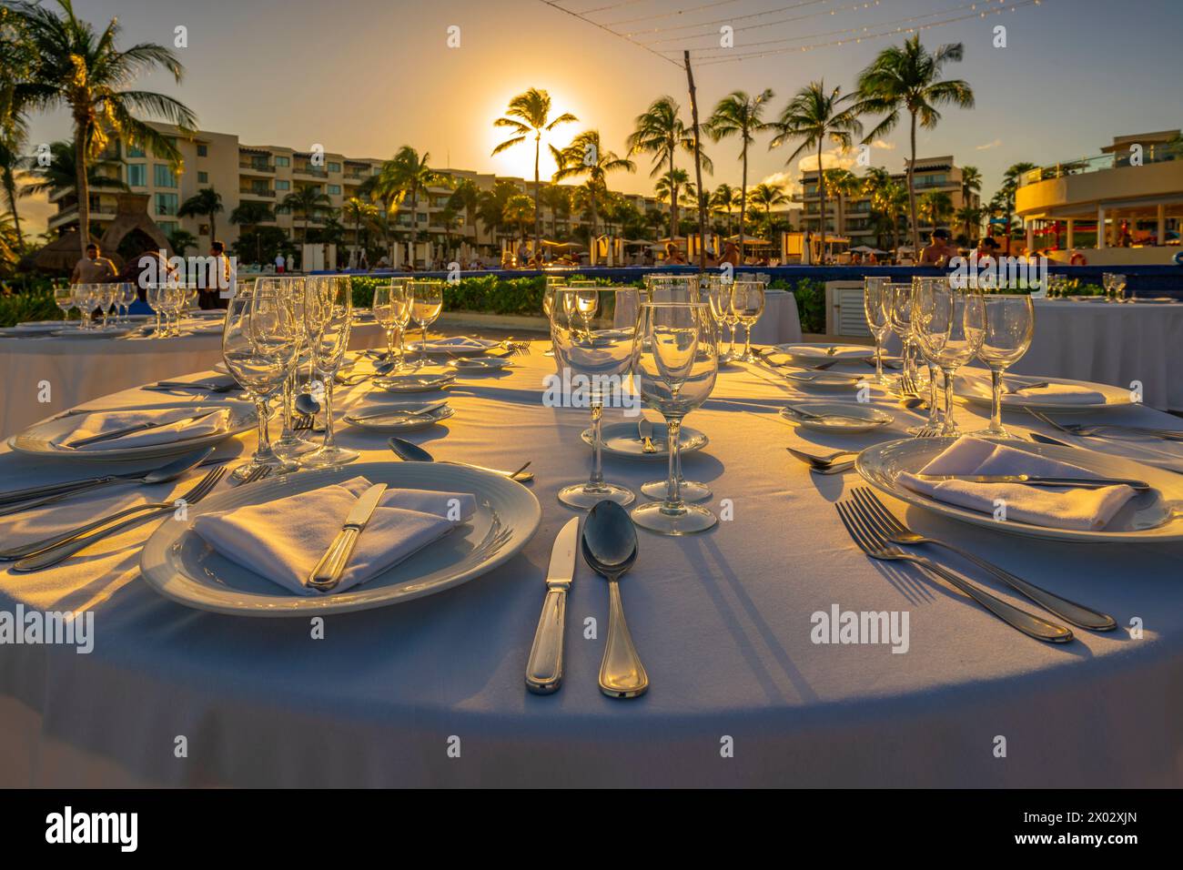 Vista del tavolo da ricevimento e dell'hotel vicino a Puerto Morelos, costa caraibica, penisola dello Yucatan, Messico e Nord America Foto Stock