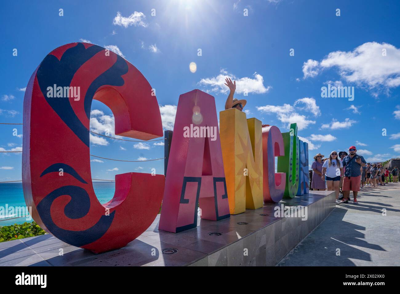 Vista di Cancun e Mirador Letters at Playa Delfines, Hotel zone, Cancun, Costa dei Caraibi, Penisola dello Yucatan, Messico, Nord America Foto Stock