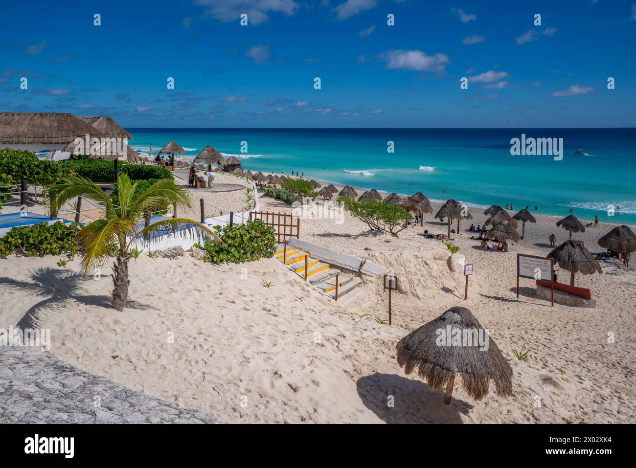 Vista della lunga spiaggia di sabbia bianca a Playa Delfines, zona degli hotel, Cancun, costa caraibica, penisola dello Yucatan, Messico, Nord America Foto Stock