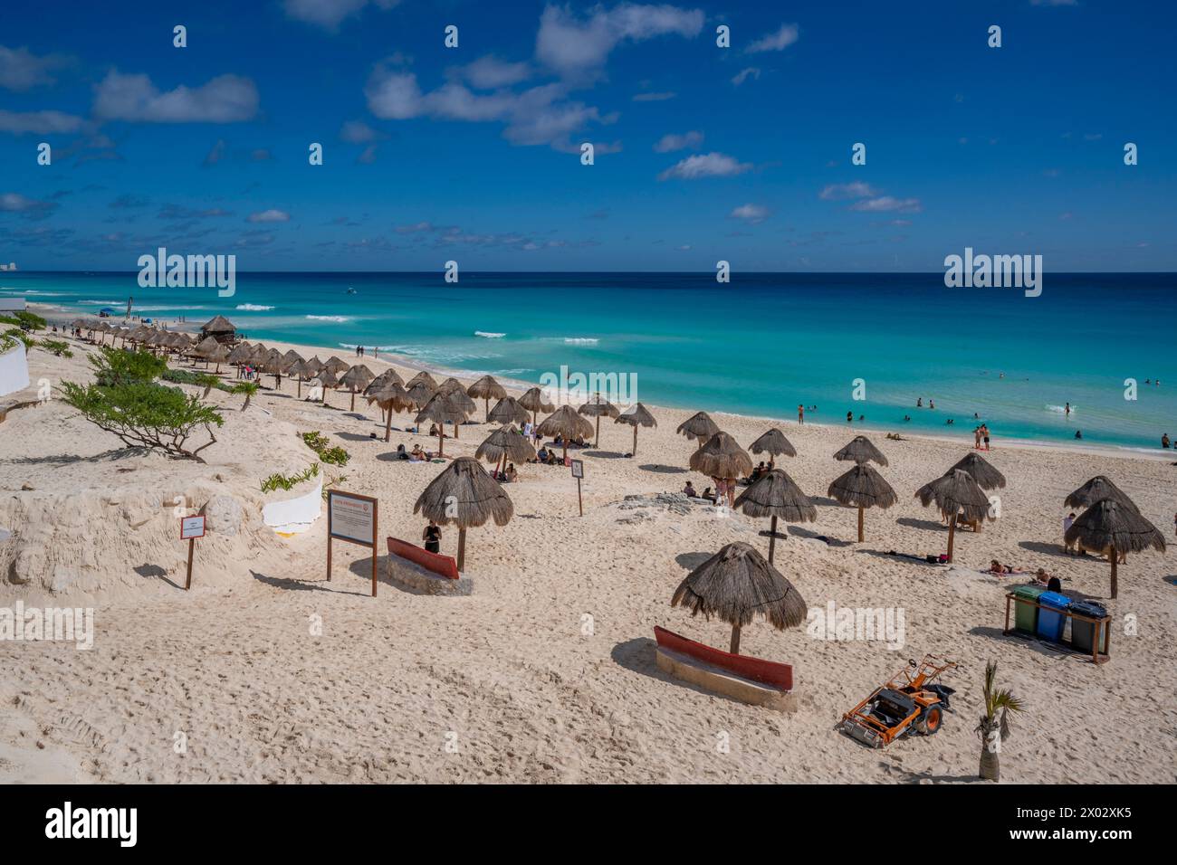 Vista della lunga spiaggia di sabbia bianca a Playa Delfines, zona degli hotel, Cancun, costa caraibica, penisola dello Yucatan, Messico, Nord America Foto Stock