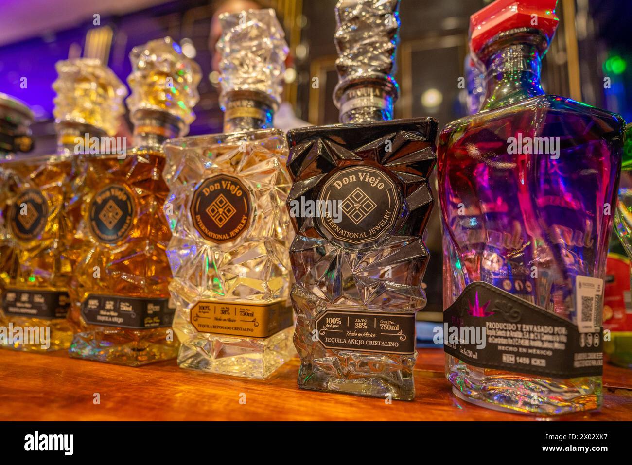 Vista delle colorate bottiglie di Tequila, zona degli hotel, Cancun, costa caraibica, penisola dello Yucatan, Messico, Nord America Foto Stock