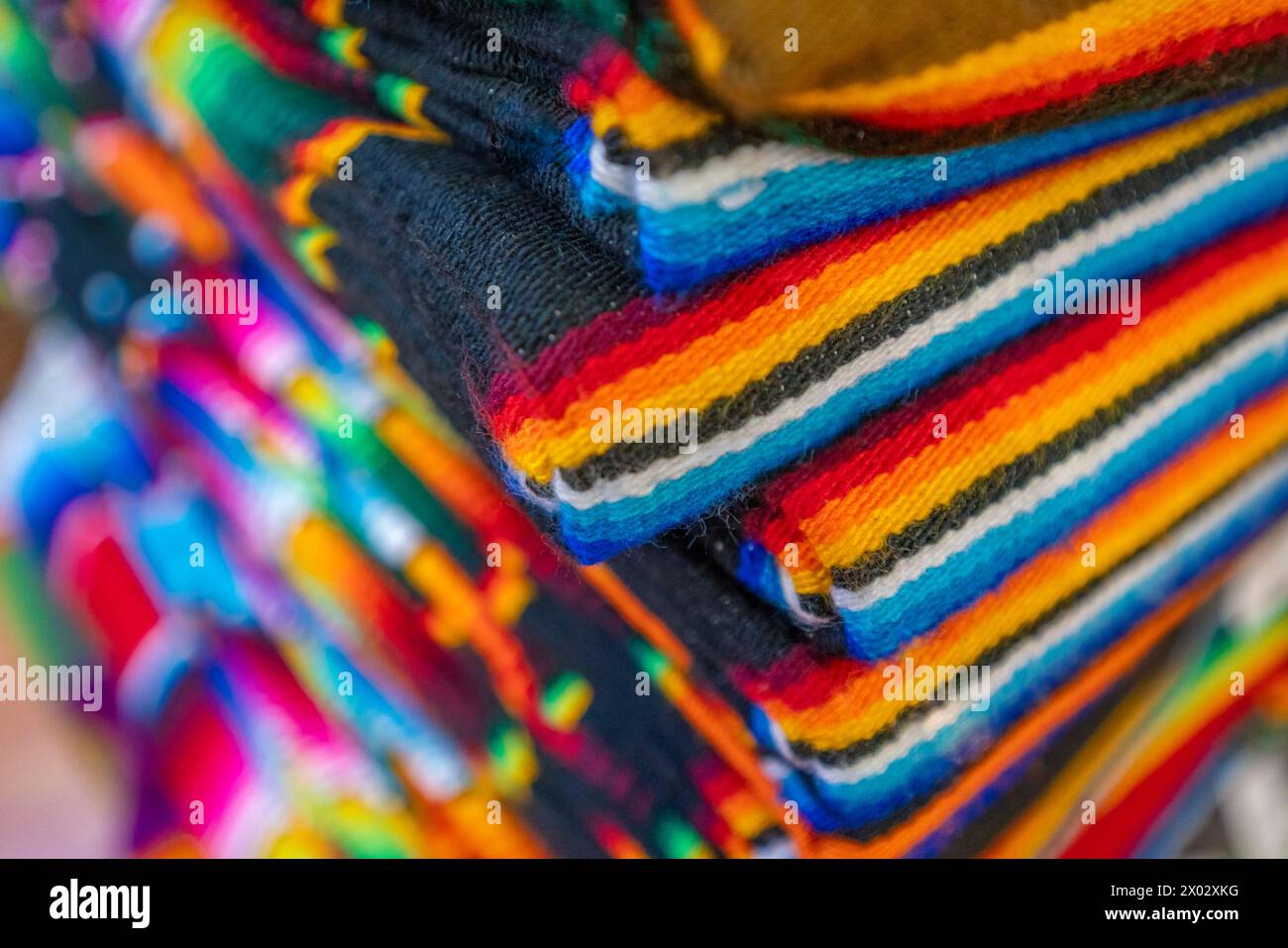 Vista di souvenir colorati in tessuto, zona hotel, Cancun, costa caraibica, penisola dello Yucatan, Messico, Nord America Foto Stock