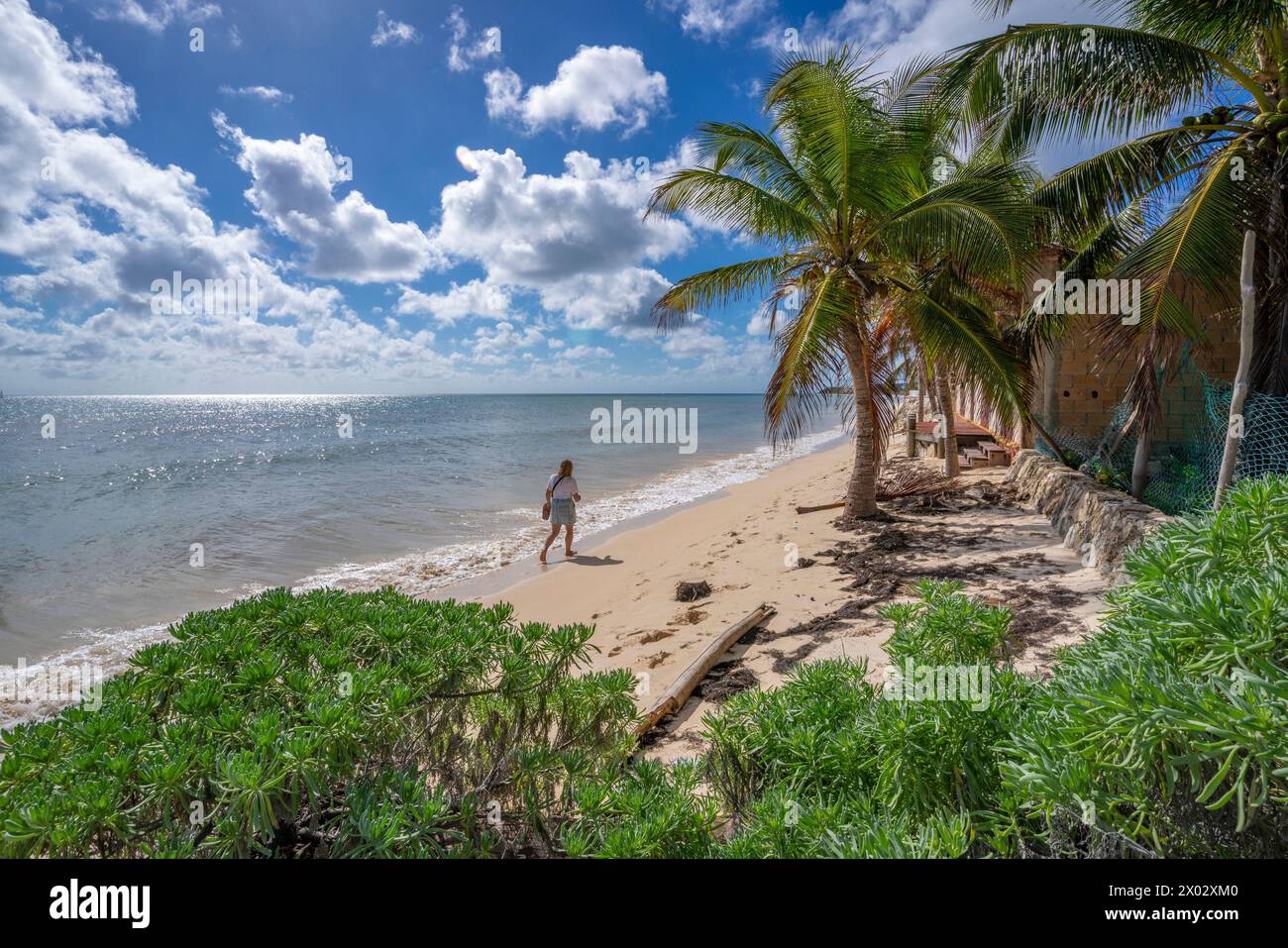 Vista di una donna che cammina sulla spiaggia vicino a Puerto Morelos, costa caraibica, penisola dello Yucatan, Messico e Nord America Foto Stock