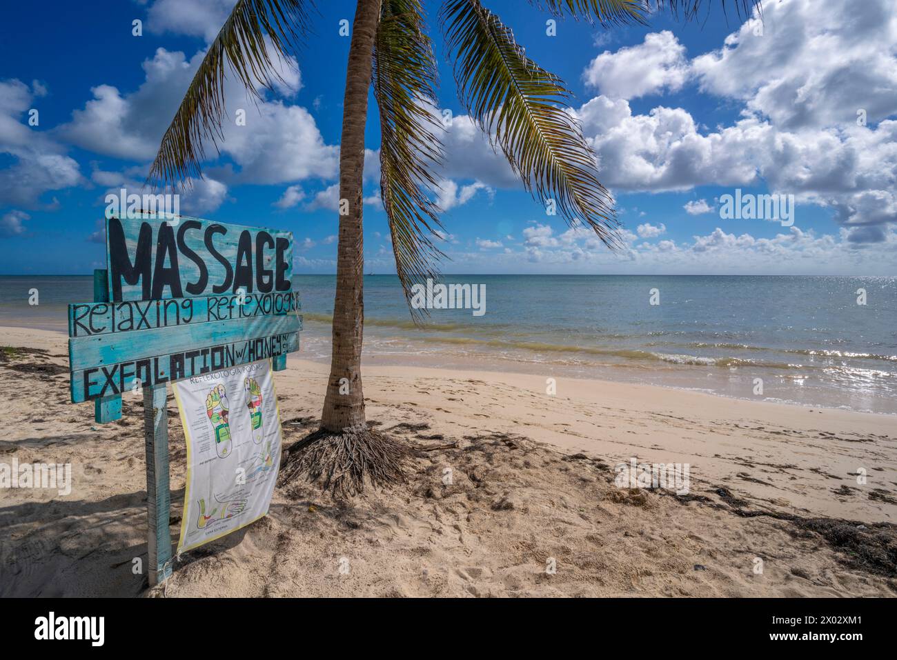 Vista dell'insegna del massaggio rustico sulla spiaggia vicino a Puerto Morelos, costa caraibica, penisola dello Yucatan, Messico, Nord America Foto Stock