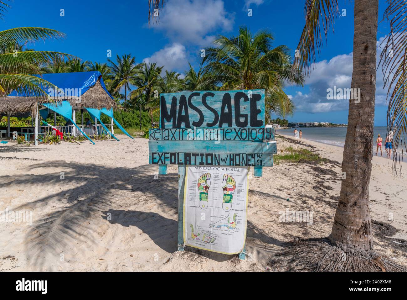 Vista dell'insegna del massaggio rustico sulla spiaggia vicino a Puerto Morelos, costa caraibica, penisola dello Yucatan, Messico, Nord America Foto Stock