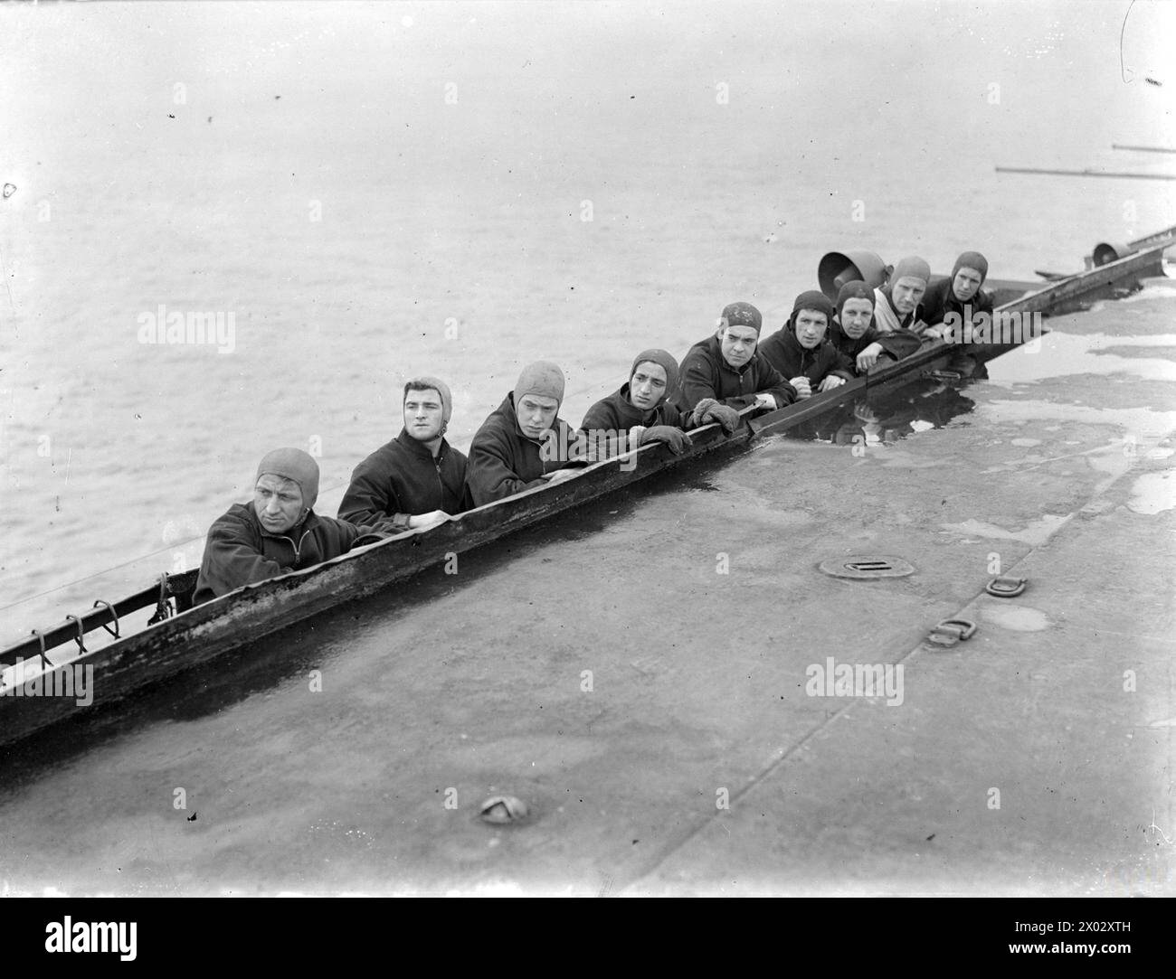 Il 15-17 agosto 1943 al largo di Lamlash, il personale della Fleet Air Arm è a bordo della portaerei britannica HMS Argus, che conduce esercitazioni di movimentazione degli aeromobili mentre la nave celebra i 25 anni di servizio. Foto Stock