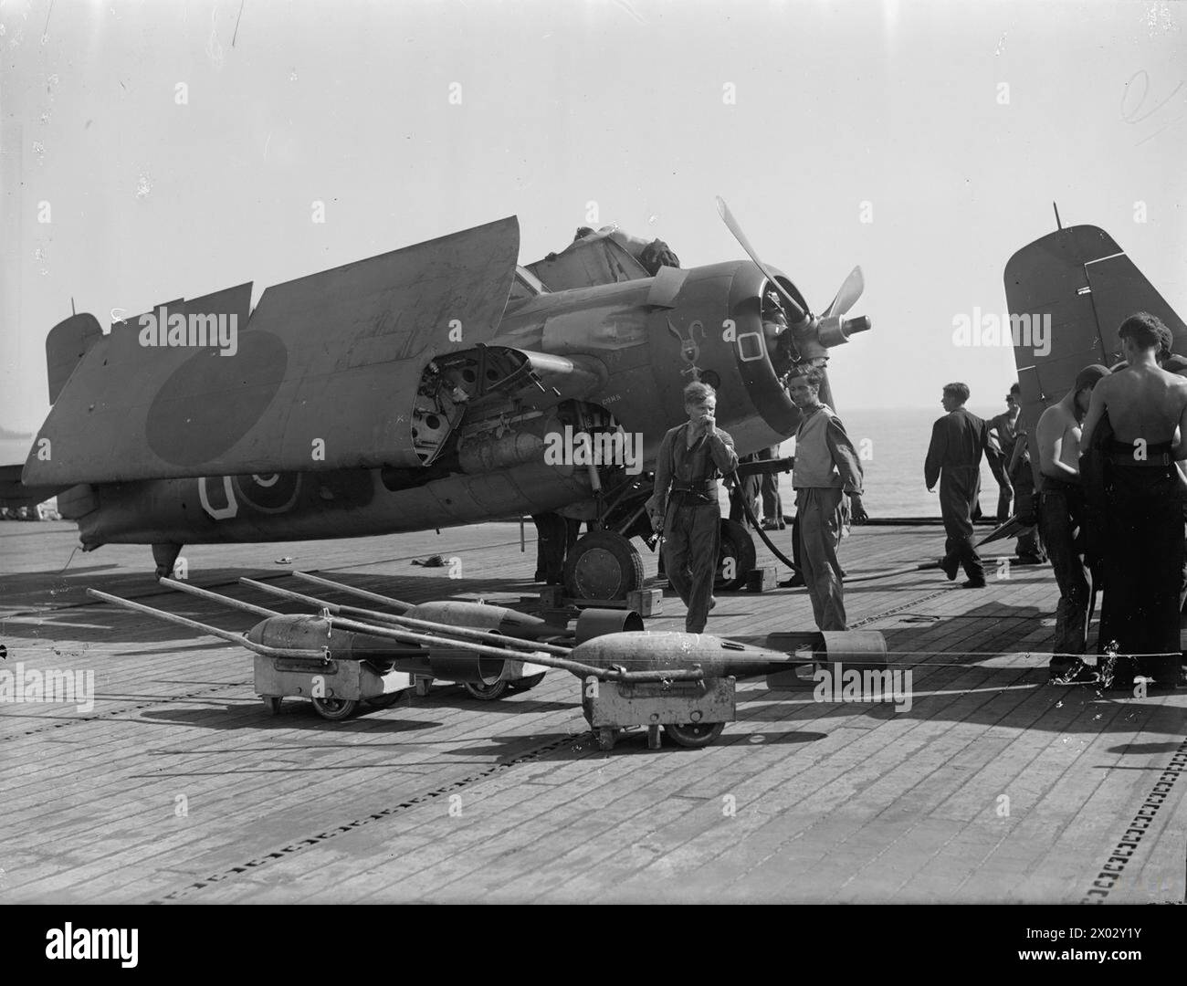 Il 14–15 agosto 1944, la HMS Inseguer, una portaerei di scorta, condusse operazioni nel sud della Francia, caricando bombardieri da caccia sul suo ponte di volo. Foto Stock