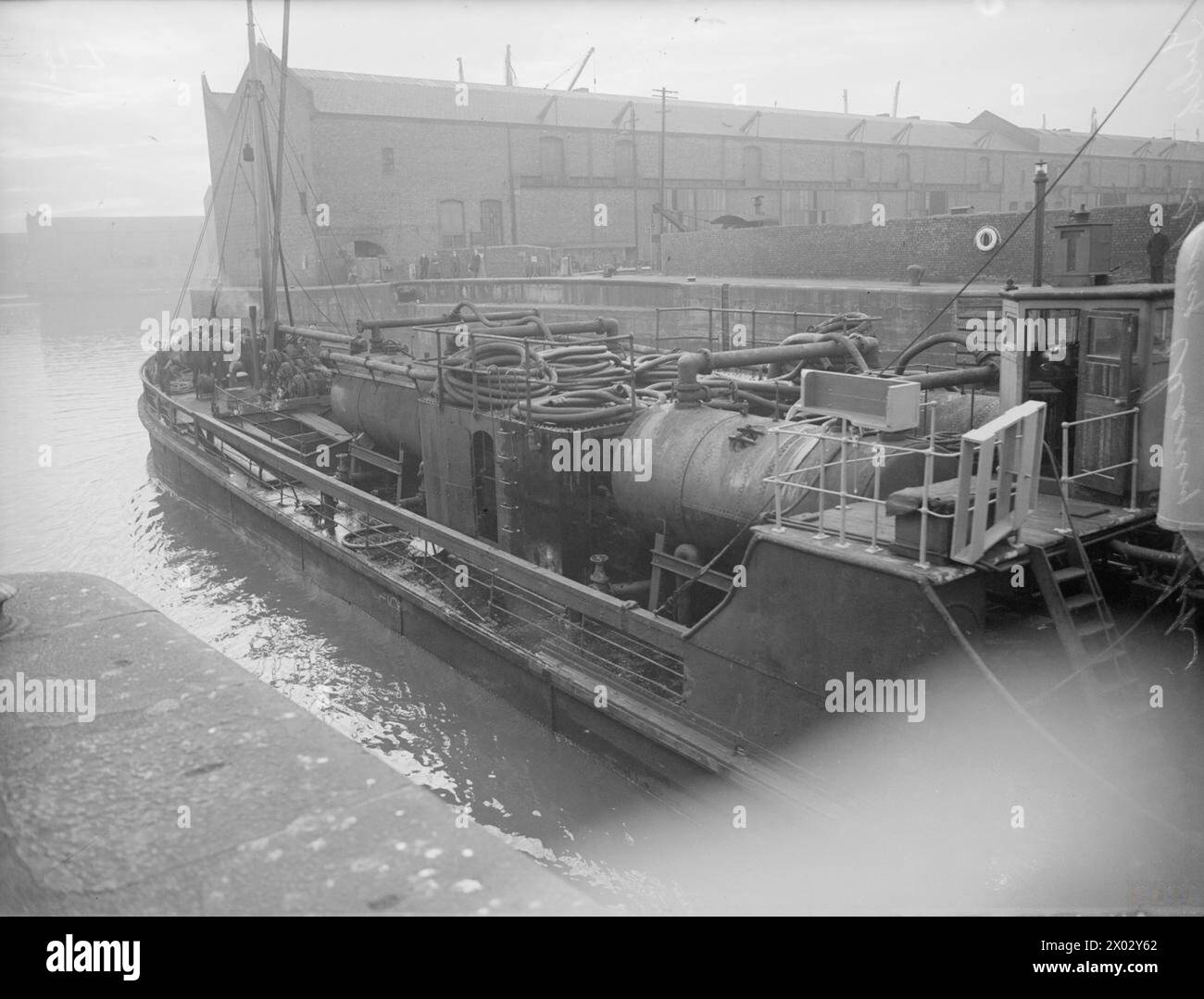 IL GROSSO LAVORO DELLA PICCOLA NAVE. 1 E 7 MARZO 1945, ALBERT AND WAPPING DOCKS, LIVERPOOL. IL TULIP, UN EX-SANDHOPPER DI 48 ANNI E 925 TONNELLATE, È ORA UN DETERGENTE PER SERBATOI OLIO. - I serbatoi, i tubi e l'alloggiamento della pompa ad alta pressione sui ponti principali DEL TULIP Foto Stock