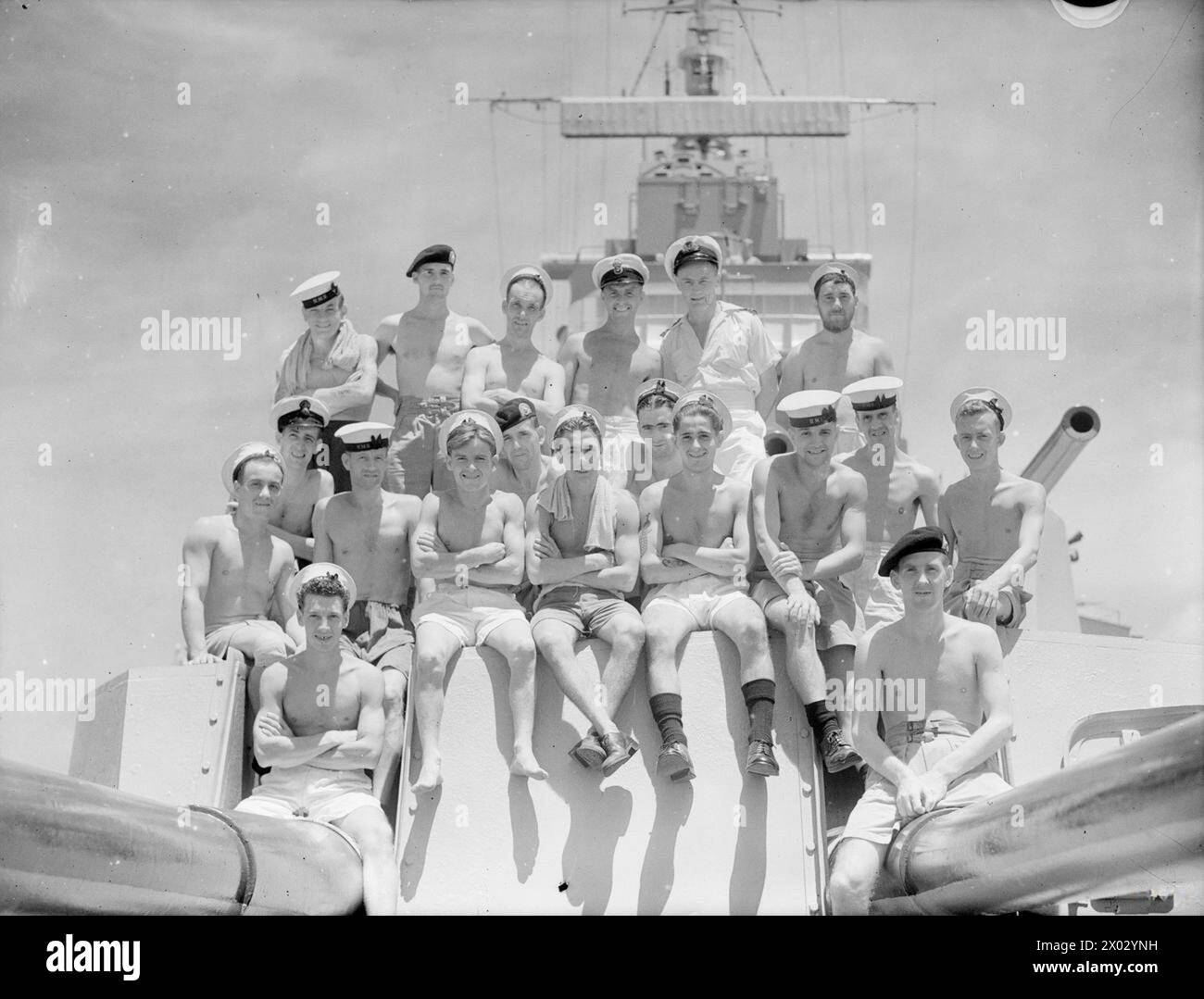 UOMINI DELLA HMS CEYLON. 30 SETTEMBRE 1945, COLOMBO, A BORDO DELLA HMS CEYLON IL GIORNO PRIMA DI SALPARE PER CASA ALLA FINE DELLA SUA MISSIONE CON LA FLOTTA BRITANNICA DELLE INDIE ORIENTALI. GLI UOMINI SONO RAGGRUPPATI PER AREA. - Interesse di Edimburgo. Da sinistra a destra: Seconda fila: Sto A Guyen, Aberdeen; Musc R C Smith, Leith; Able Seaman N Tullus, Edimburgo; CPO Tel F Strasser, Edimburgo; Lieut R G Tulloch, RNVR, Lossiemouth; Leading Seaman D Gray, Edimburgo. Seconda fila: L/Tel D McIntyre, Livingstone Stn; Stoker A Thompson, Lieth; Marine A S Renwick; East Calden; Able Seaman M MacDonald, Perth; Cook J C Bryson, Kirkaldy. Prima fila Foto Stock