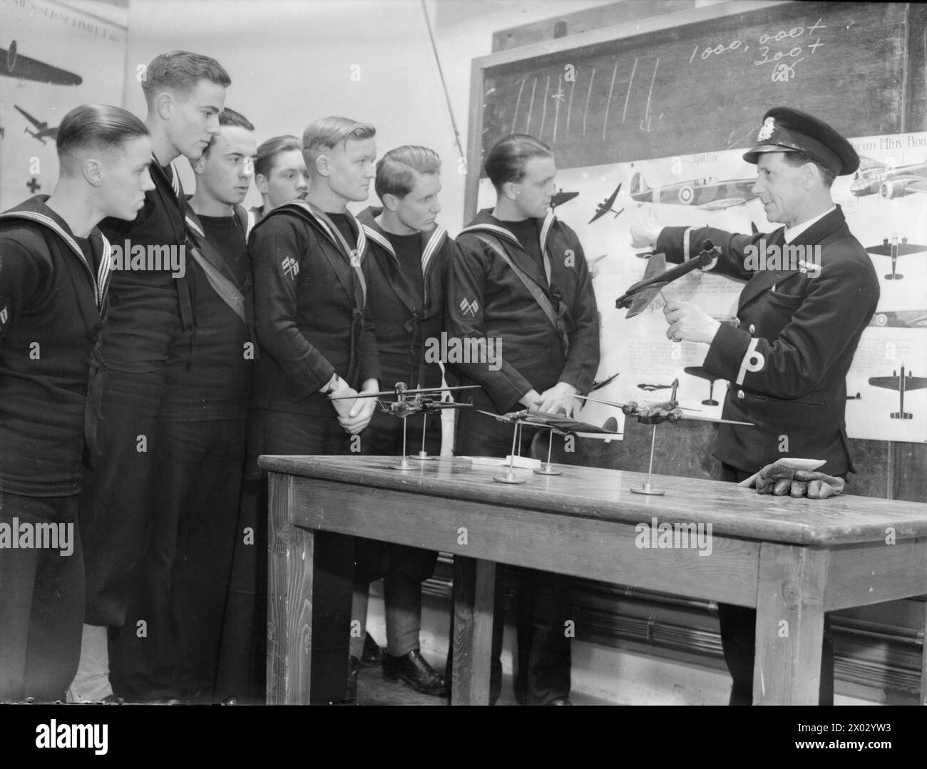 Un segnalatore è addestrato all'identificazione degli aeromobili, un'abilità chiave per riconoscere rapidamente tutti i tipi di velivoli durante il servizio navale. Foto Stock