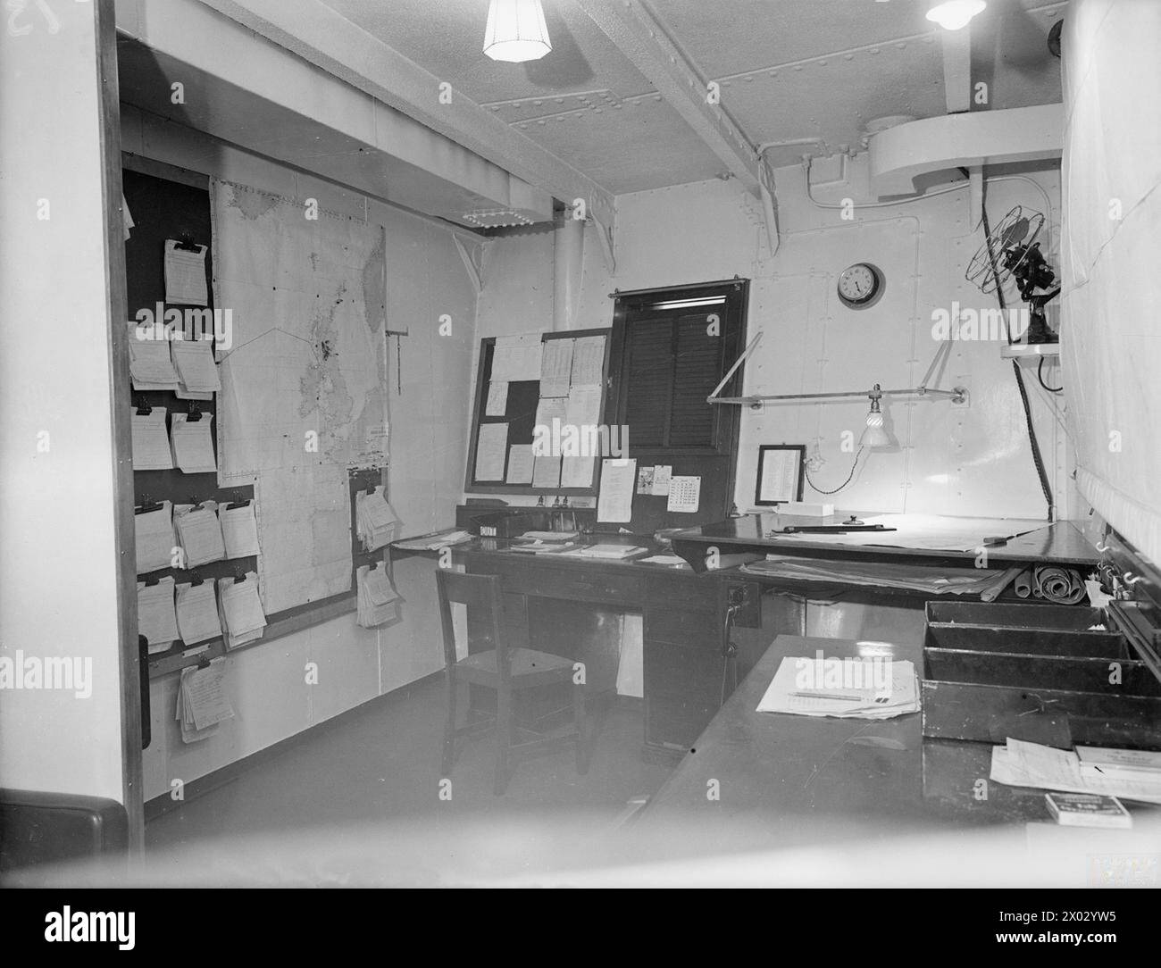 Vista interna della HMS Forth, una nave deposito della Royal Navy, 16-17 agosto 1943, che mostra l'ufficio del personale e le operazioni a bordo sul lato di dritta. Foto Stock