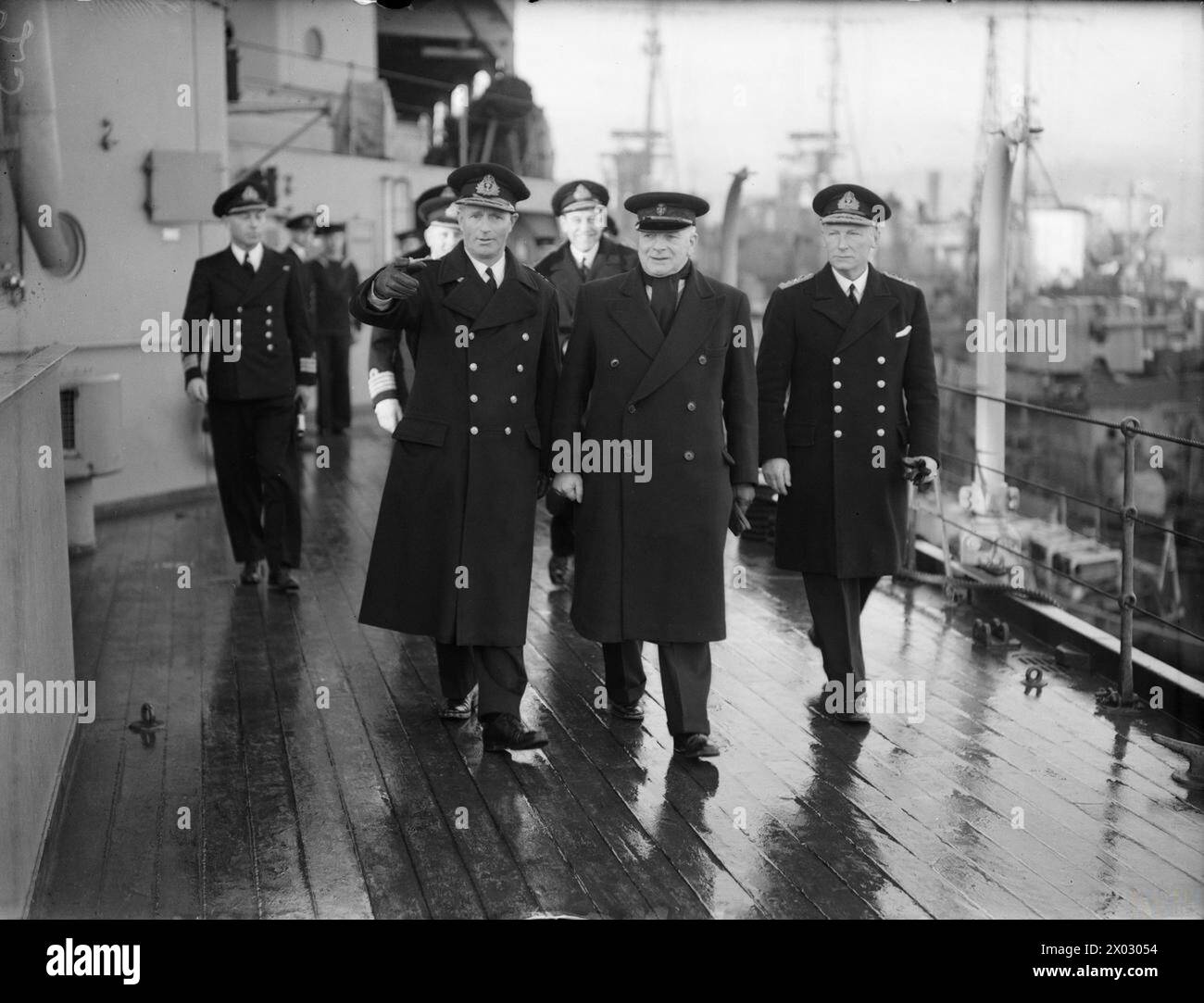 Il 15 gennaio 1943, il primo Lord dell'Ammiragliato A V Alexander visitò la Home Fleet a Scapa Flow. Ha parlato con gli equipaggi delle operazioni navali durante la guerra in mare. La visita includeva un incontro con l'ammiraglio Sir John Tovey a bordo della nave deposito cacciatorpediniere HMS Tyne. Foto Stock