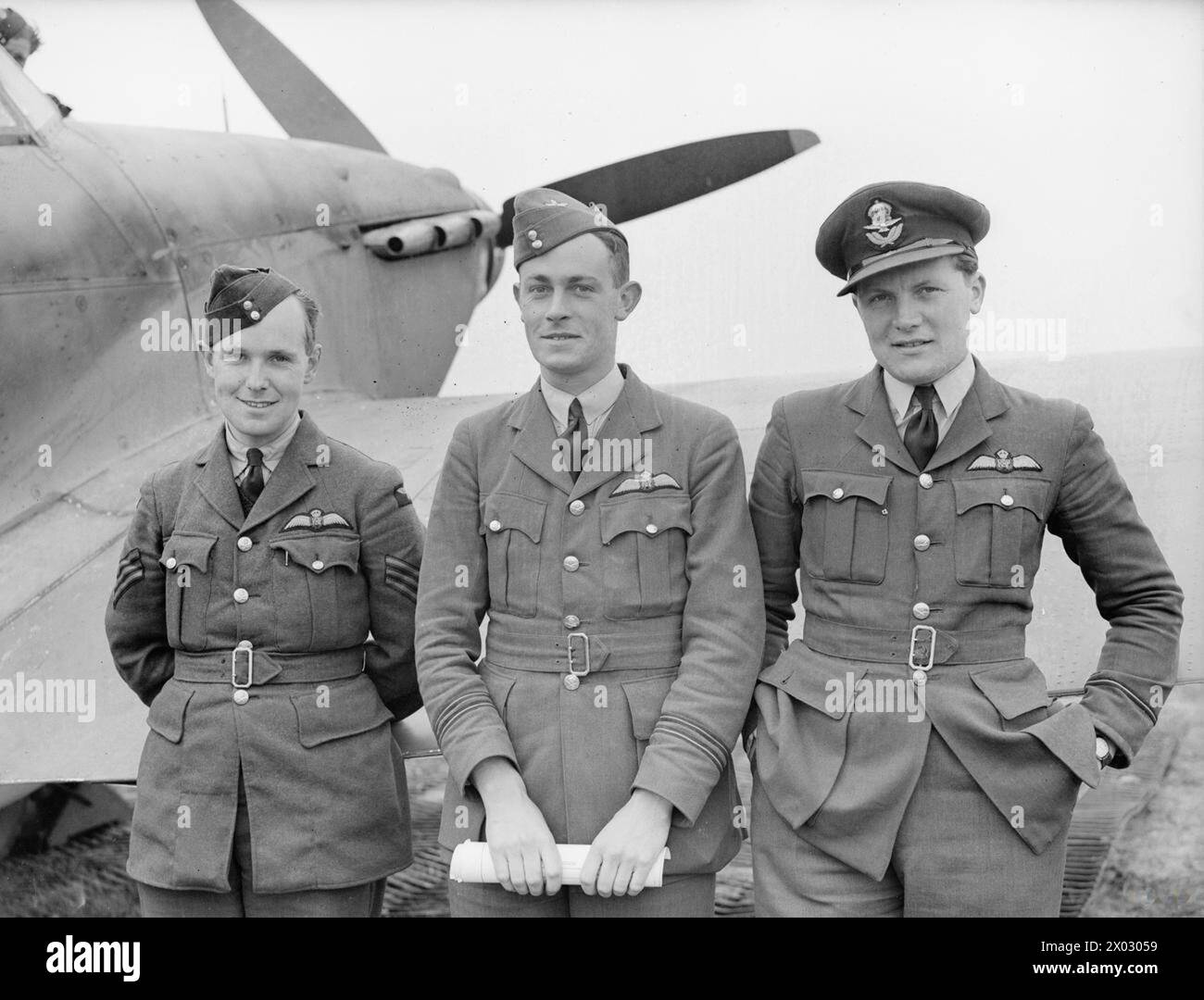 ROYAL AIR FORCE 1939-1945: RAF IN FRANCIA, 1940 - No 73 Squadron piloti sergente Lionel Pilkington, Flight Lieutenant Reginald 'Unfortunate' Lovett e Flying Officer Newall 'Fanny' Orton, aprile 1940 Pilkington, Lionel, Lovett, Reginald, Orton, Newall, Royal Air Force, Royal Air Force Regiment, Sqdn, 73 Foto Stock