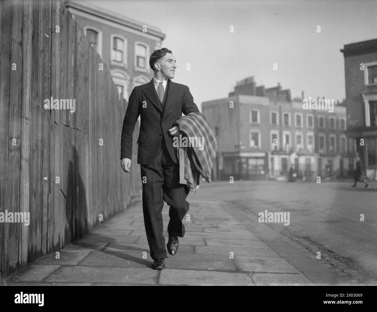 Bill Jones, un addetto alle consegne, si arruola nell'esercito britannico, a recarsi in un ufficio di reclutamento per entrare formalmente nel servizio militare. Foto Stock