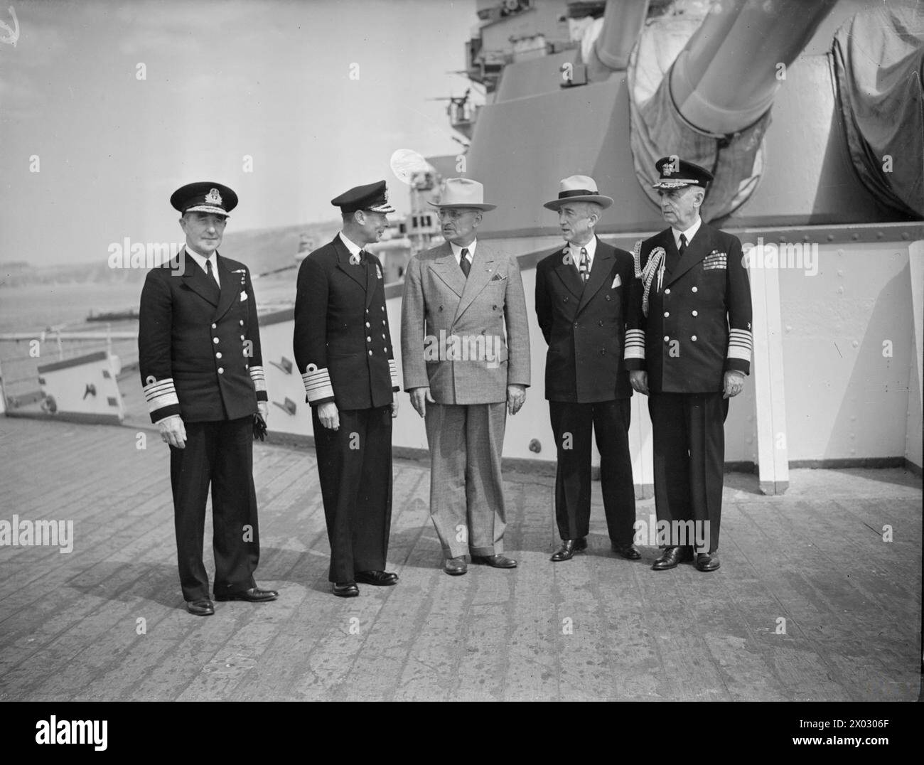 VISITA DEL PRESIDENTE TRUMAN. 2 AGOSTO 1945, A BORDO DELLA HMS RENOWN, A PLYMOUTH. IL PRESIDENTE DEGLI STATI UNITI, HARRY TRUMAN VISITÒ LA GRAN BRETAGNA PER LA PRIMA VOLTA, E FU ACCOLTO DAL RE HM A BORDO DELLA HMS RENOWN A PLYMOUTH. - Da sinistra a destra: Ammiraglio Sir Ralph Leatham, C in C Plymouth; HM the King; presidente Truman; Mr James Byrnes; e ammiraglio della flotta Leahy, USN Foto Stock