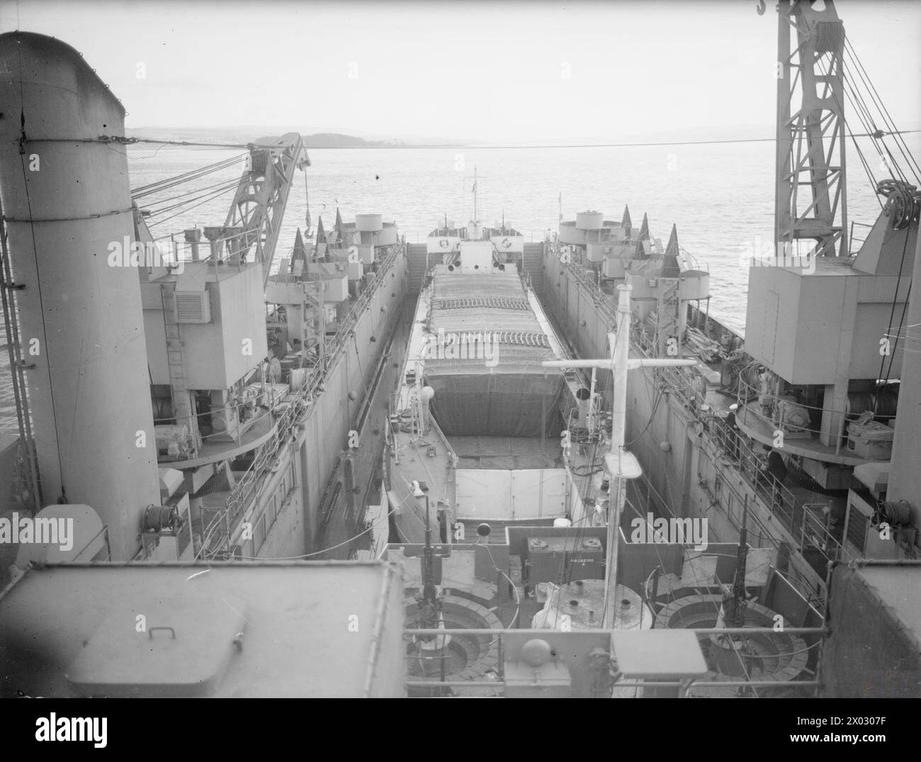 Il 30 novembre e il 1 dicembre 1943, la HMS Eastway, la prima nave da sbarco, trasportò a bordo un carro armato da sbarco (LCT), mostrato da una vista a poppa a Greenock. Foto Stock