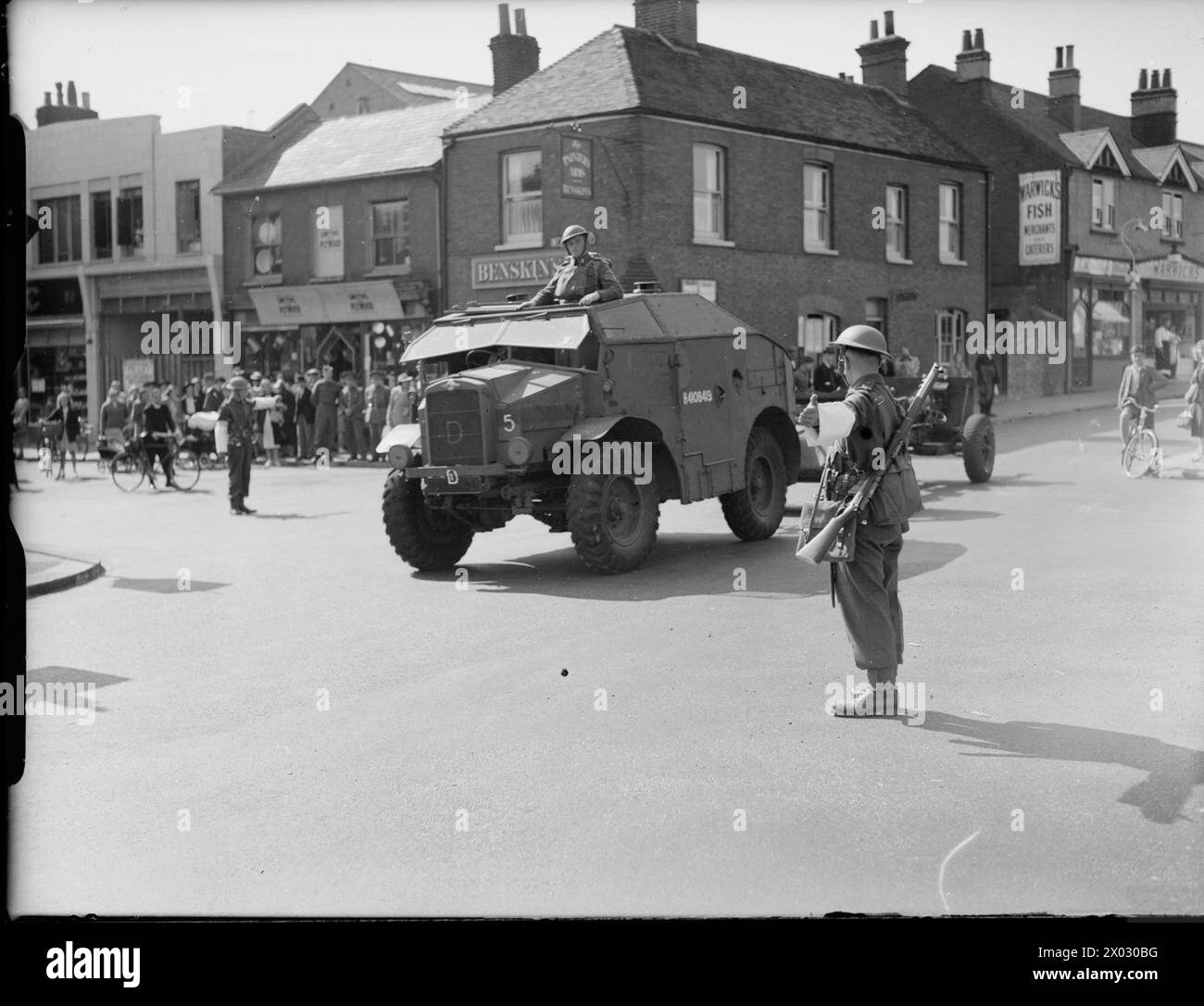 L'ESERCITO BRITANNICO NEL REGNO UNITO 1939-45 - Morris Quad e 25-pdr che passano attraverso una città "da qualche parte in Inghilterra", 28 agosto 1940 British Army, Royal Artillery Foto Stock