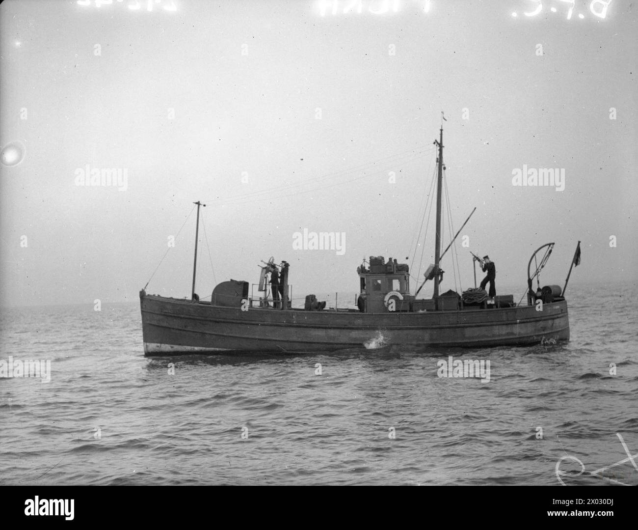 La HMS Fidra, una nave della Royal Navy, è in corso durante le operazioni marittime. Foto Stock