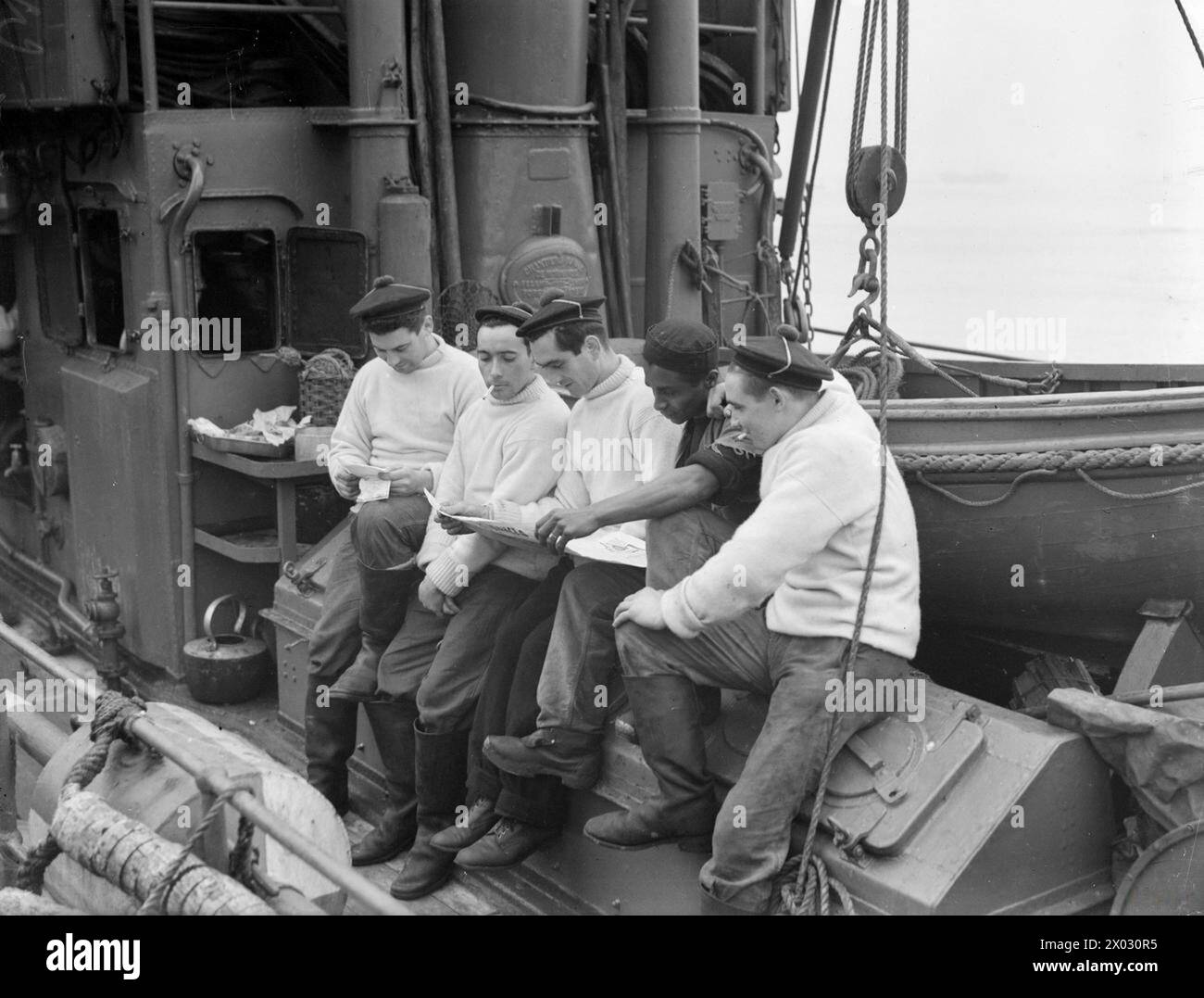 L'11 e il 13 gennaio 1944 a Portsmouth, i marinai francesi a bordo della Chasseur lessero un giornale per rimanere aggiornati prima di partire per il mare. Foto Stock