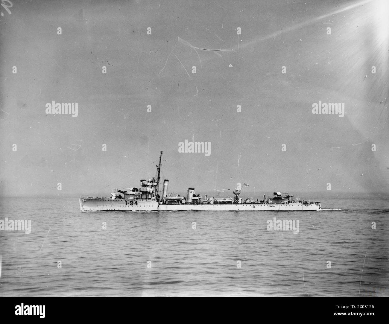 L'HMS Whitehall, un cacciatorpediniere della Royal Navy, viene mostrato il 27 luglio 1941 durante i test sperimentali di nuovi lanciatori di profondità montati sul fo'c'sle e operati dal ponte. Foto Stock