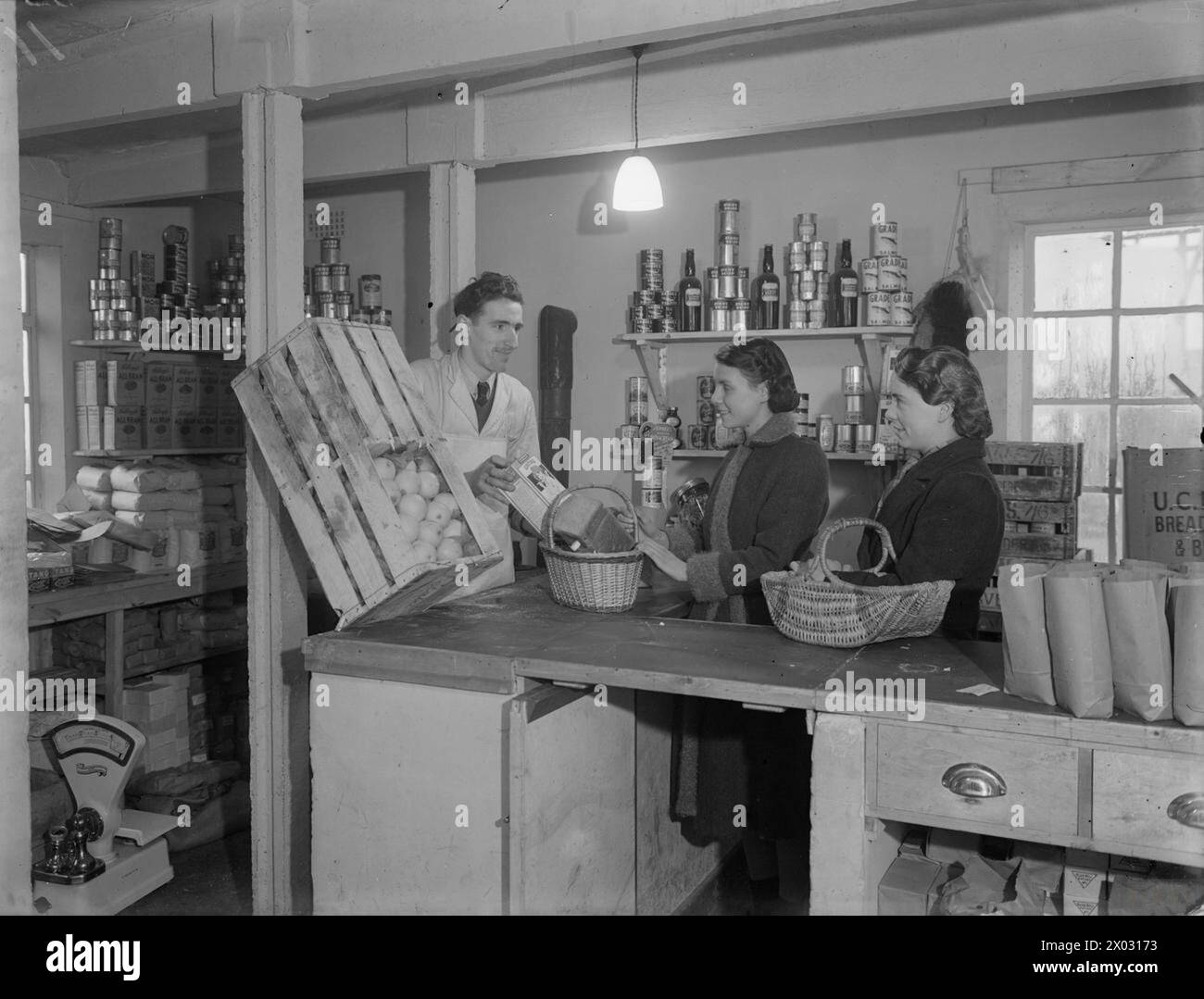 Tra il 13 e il 18 dicembre 1943, i lavoratori dei cantieri navali di Corpack e Dunstaffnage Dockyards nelle Highlands servirono i clienti nei negozi di cooperazione Corpack. Foto Stock