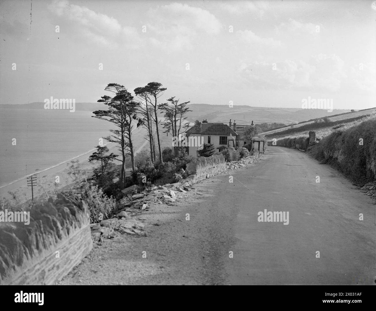 Vista dal villaggio di Strete a Slapton Sands e Slapton Ley, Devon, che mostra i danni alle pareti causati dai bombardamenti navali statunitensi durante le esercitazioni di addestramento nel settembre 1944, in preparazione allo sbarco del D-Day. Foto Stock
