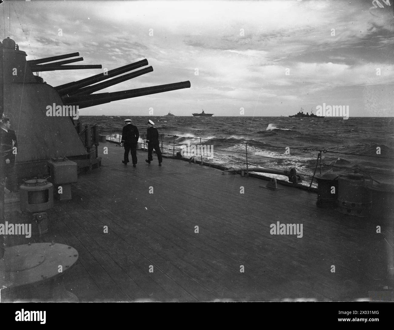 Nel novembre 1940, unità della flotta britannica nel Mediterraneo furono osservate dall'incrociatore HMS Sheffield sotto i cannoni principali della nave. Foto Stock