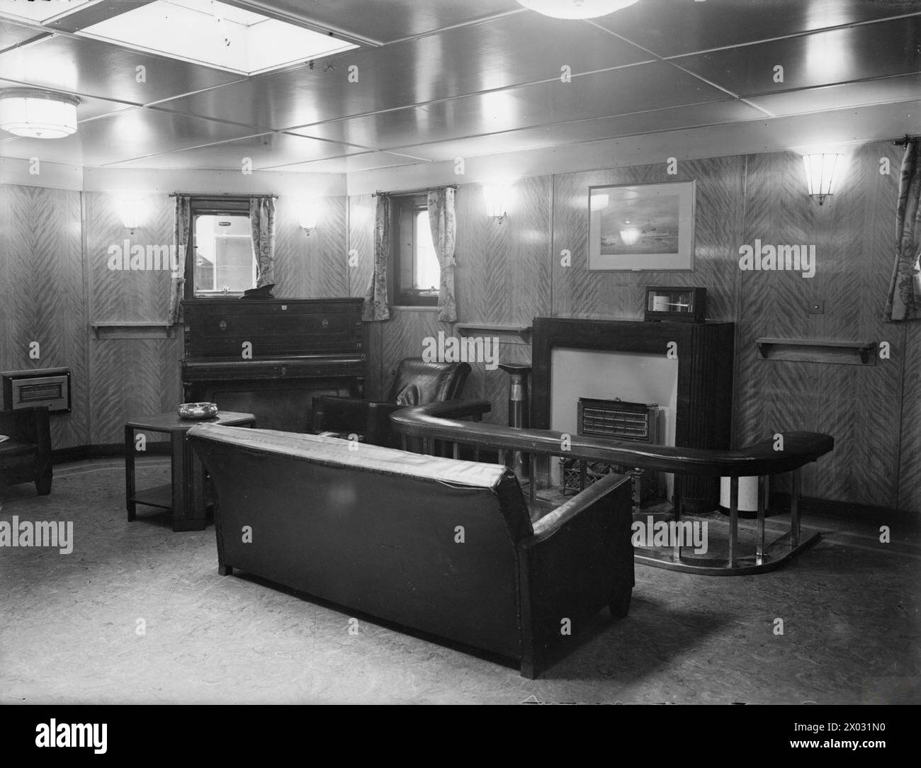 Vista interna della HMS Forth, una nave deposito della Royal Navy, tra cui Smoke Room, Ward Room e Anti Room, 16-17 agosto 1943. Foto Stock