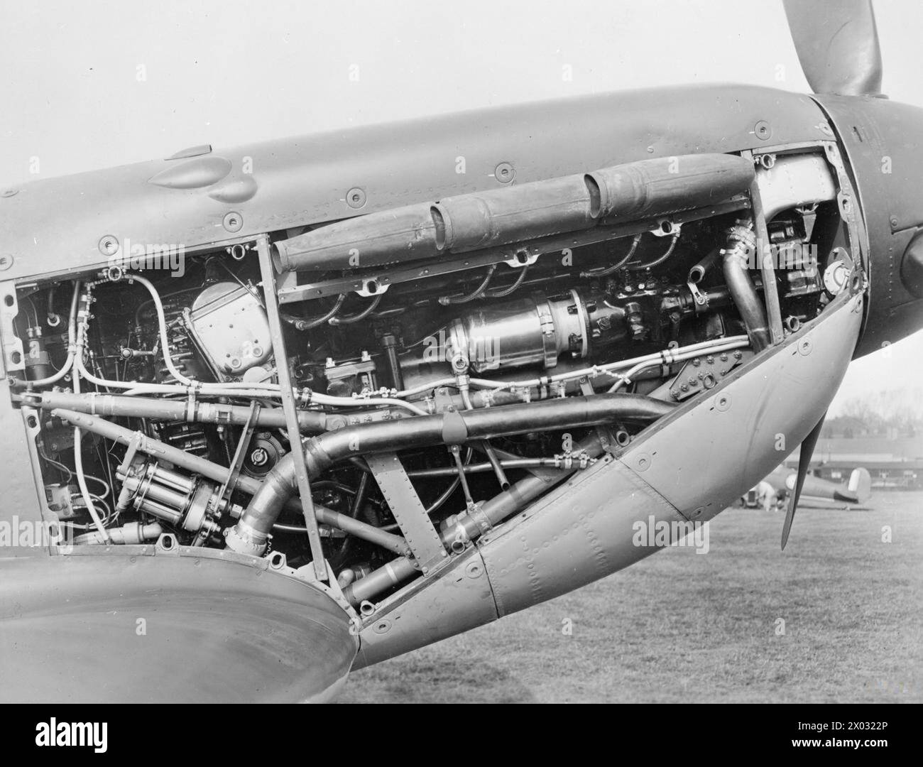 AEREI DELLA ROYAL AIR FORCE, 1939-1945: SUPERMARINE SPITFIRE. - Spitfire Mark IIA, P7508: Installazione del motore Rolls Royce Merlin IX da 1.150 hp, lato destro. Il motore Rolls Royce Merlin IX di uno Spitfire Mk IIa, ottobre 1940 Foto Stock