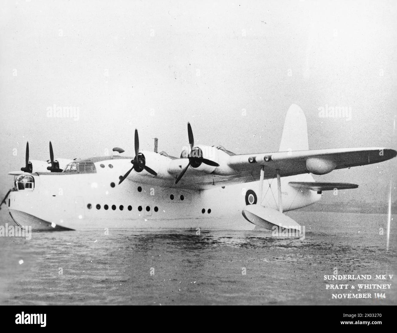 AEREI DELLA ROYAL AIR FORCE 1939-1945: CORTO S.25 SUNDERLAND. - Sunderland Mark V, PP105, ormeggiato sul fiume Medway a Rochester, Kent, dopo il completamento alla Short Bros. Works. Dopo il servizio con la No. 302 Ferry Training Unit, PP105 si unì al No. 209 Squadron RAF nel febbraio 1945, per il servizio nella Indian Ocean Royal Air Force, Maintenance Unit, 209, Royal Air Force, 302 Ferry Training Unit Foto Stock