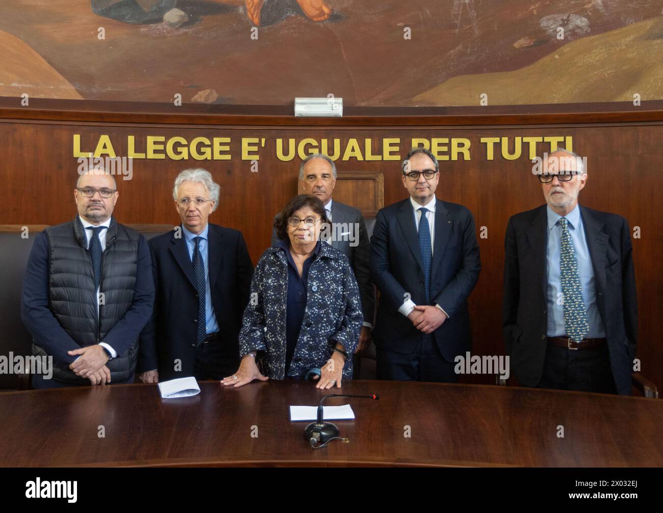 Da sinistra Mario Ciampi, Fabio Roia, Giuseppe Ondei, Alberta Brambilla Pisoni ed Antonino la Lumia e Ilio Mannucci Pacini alla commemorazione per l'uccisione a colpi di pistola in tribunale dell'avvocato Lorenzo Claris Appiani, del giudice Fernando Ciampi e di Giorgio erba del 9 aprile 2015 presso la seconda sezione penale - settimana - Cronaca - Milano, Italia - Martedì, 9 aprile 2024 (foto Stefano porta/LaPresse) da sinistra Mario Ciampi, Fabio Roia, Giuseppe Ondei, Alberta Brambilla Pisoni ed Antonino la Lumia e Ilio Mannucci Paciniat commemorazione per la sparatoria in tribunale dell'avvocato Foto Stock