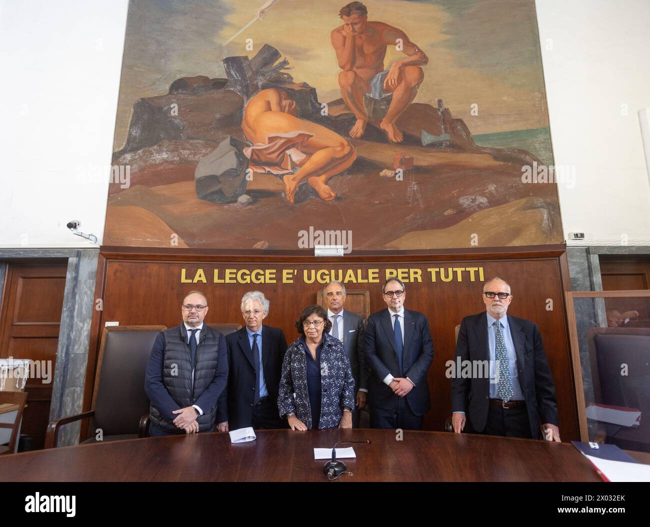 Da sinistra Mario Ciampi, Fabio Roia, Giuseppe Ondei, Alberta Brambilla Pisoni ed Antonino la Lumia e Ilio Mannucci Pacini alla commemorazione per l'uccisione a colpi di pistola in tribunale dell'avvocato Lorenzo Claris Appiani, del giudice Fernando Ciampi e di Giorgio erba del 9 aprile 2015 presso la seconda sezione penale - settimana - Cronaca - Milano, Italia - Martedì, 9 aprile 2024 (foto Stefano porta/LaPresse) da sinistra Mario Ciampi, Fabio Roia, Giuseppe Ondei, Alberta Brambilla Pisoni ed Antonino la Lumia e Ilio Mannucci Paciniat commemorazione per la sparatoria in tribunale dell'avvocato Foto Stock