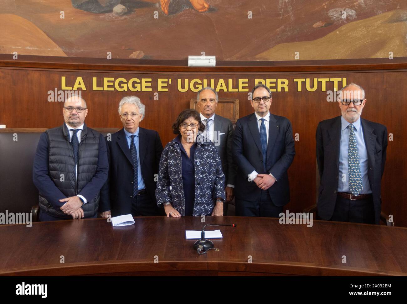 Da sinistra Mario Ciampi, Fabio Roia, Giuseppe Ondei, Alberta Brambilla Pisoni ed Antonino la Lumia e Ilio Mannucci Pacini alla commemorazione per l'uccisione a colpi di pistola in tribunale dell'avvocato Lorenzo Claris Appiani, del giudice Fernando Ciampi e di Giorgio erba del 9 aprile 2015 presso la seconda sezione penale - settimana - Cronaca - Milano, Italia - Martedì, 9 aprile 2024 (foto Stefano porta/LaPresse) da sinistra Mario Ciampi, Fabio Roia, Giuseppe Ondei, Alberta Brambilla Pisoni ed Antonino la Lumia e Ilio Mannucci Paciniat commemorazione per la sparatoria in tribunale dell'avvocato Foto Stock