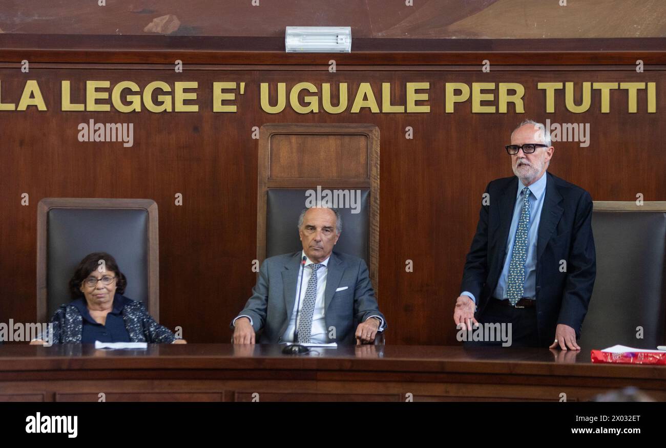 Da sinistra Alberta Brambilla Pisoni, Giuseppe Ondei ed Ilio Mannucci Pacini alla commemorazione per l'uccisione a colpi di pistola in tribunale dell'avvocato Lorenzo Claris Appiani, del giudice Fernando Ciampi e di Giorgio erba del 9 aprile 2015 presso la seconda sezione penale - settimana - Cronaca - Milano, Italia - Martedì, 9 aprile 2024 (foto Stefano porta/LaPresse) da sinistra Alberta Brambilla Pisoni, Giuseppe Ondei e Ilio Mannucci Pacini alla commemorazione per la morte di una sparatoria in tribunale dell'avvocato Lorenzo Claris Appiani, del giudice Fernando Ciampi e di Giorgio erba il 9 aprile 2015 presso il Foto Stock