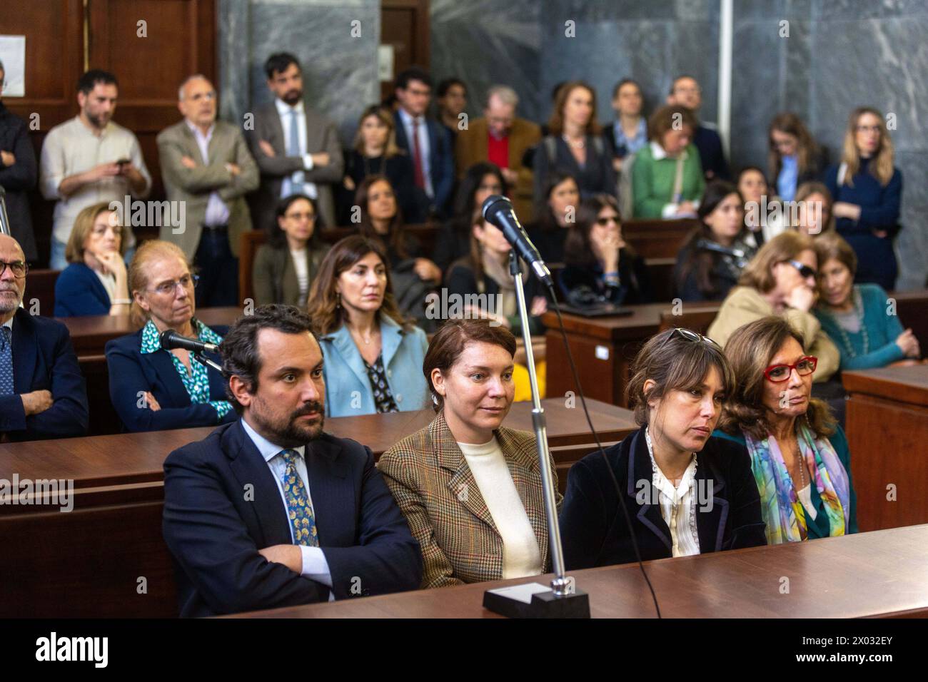 Familiari e conoscenti alla memoria per l'uccisione a colpi di pistola in tribunale dell'avvocato Lorenzo Claris Appiani, del giudice Fernando Ciampi e di Giorgio erba del 9 aprile 2015 presso la seconda sezione penale - settimana - Cronaca - Milano, Italia - Martedì, 9 aprile 2024 (foto Stefano porta/LaPresse) commemorazione per la sparatoria di morte in tribunale dell'avvocato Lorenzo Claris Appiani, del giudice Fernando Ciampi e di Giorgio erba il 9 aprile 2015 presso la seconda sezione penale - News - Milano, Italia - martedì 9 aprile 2024 (foto Stefano porta/LaPresse) Foto Stock