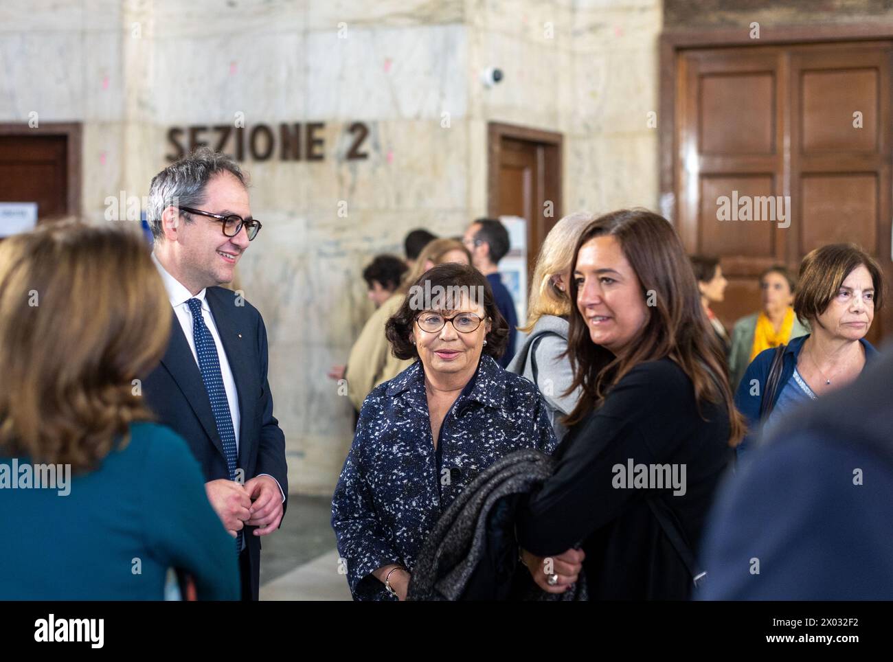 Antonino la Lumia e Alberta Brambilla Pisoni prima della commemorazione per l'uccisione a colpi di pistola in tribunale dell'avvocato Lorenzo Claris Appiani, del giudice Fernando Ciampi e di Giorgio erba del 9 aprile 2015 presso la seconda sezione penale - settimana - Cronaca - Milano, Italia - Martedì, 9 aprile 2024 (foto Stefano porta/LaPresse) Antonino la Lumia e Alberta Brambilla Pisoni alla commemorazione per la morte in tribunale dell'avvocato Lorenzo Claris Appiani, del giudice Fernando Ciampi e di Giorgio erba il 9 aprile 2015 presso la seconda sezione penale - News - Milano, Italia - martedì Foto Stock