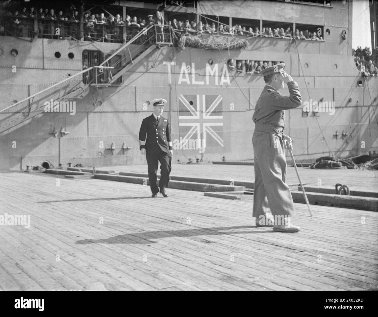 I prigionieri navali britannici rimpatriati arrivarono a Port Said, in Egitto a bordo della Talma il 23 marzo 1943, con l'ammiraglio in pensione Sir Walter Cowan RN che salutò; era stato catturato vicino a Tobruk. Foto Stock