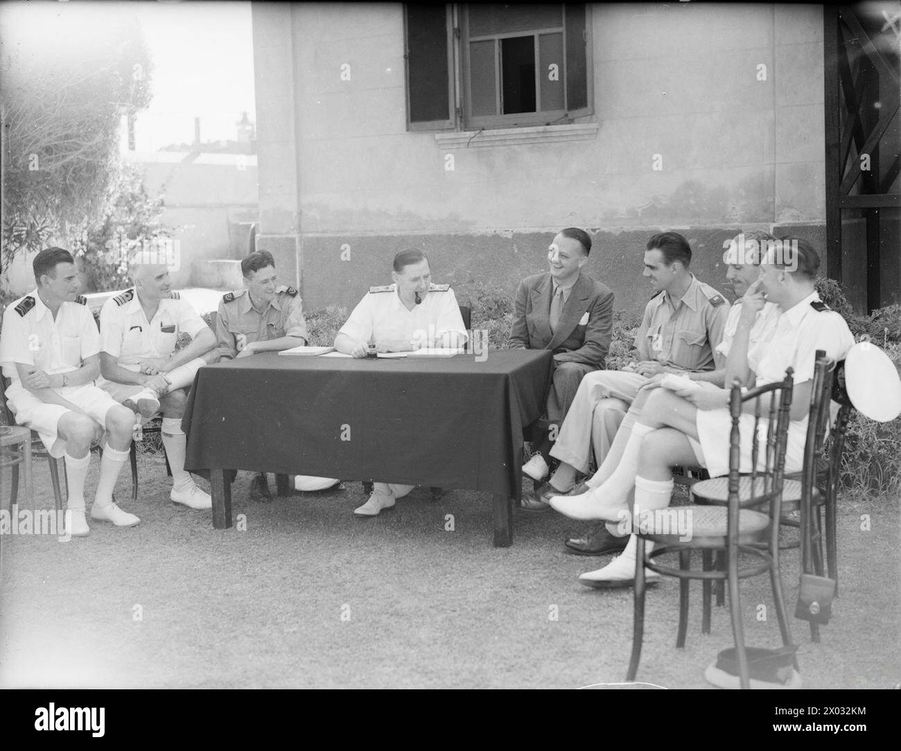 MEDITERRANEAN C IN C INCONTRA CORRISPONDENTI NAVALI. 31 AGOSTO 1942, NAVY HOUSE, LAURENS, ALEXANDRIA. L'AMMIRAGLIO SIR HENRY HARWOOD, COMANDANTE IN CAPO DELLA FLOTTA DEL MEDITERRANEO TENNE UNA CONFERENZA STAMPA CON CORRISPONDENTI NAVALI ATTACCATI ALLA FLOTTA DEL MEDITERRANEO ORIENTALE. - Da sinistra a destra: Lieut CDR C S Rowe, RNVR, Fleet Press Liaison Officer; Commander A D S Grant, RN, staff Officer Naval Publicity; Edwin Tetlow, Daily mail; Admiral Sir Henry Harwood, C in C Mediterranean; Larry Allen, Associated Press of America; George J Palmer Jnr, United Press of America; John Nixon, Reuters Ltd e Newsreel cameraman Foto Stock