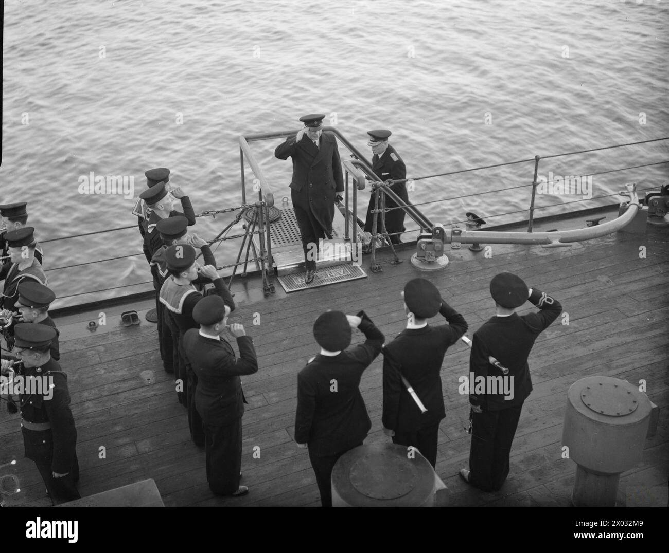 Il 15 gennaio 1943, A V Alexander, primo Lord dell'Ammiragliato, visita la Home Fleet a Scapa Flow e parla con gli equipaggi a bordo della corazzata HMS Anson. Foto Stock