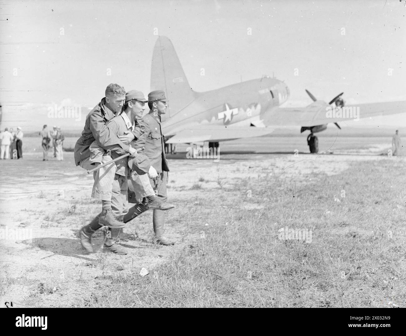 Nel settembre e ottobre 1945, gli ordini medici giapponesi assistono i prigionieri di guerra britannici in Giappone. Il soldato George Eames del Beds and Herts Regiment viene trasportato dall'aeroporto di Chitose, Hokkaido, ad una nave ospedale a Yokohama. Foto Stock