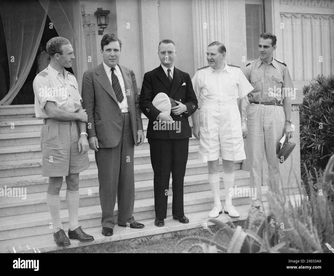 Il 6 settembre 1942, durante il suo tour in Medio Oriente ad Alessandria, Wendell Willkie incontrò l'ammiraglio Sir Henry Harwood, il generale Maxwell, e rappresentanti della stampa tra cui John Nixon, Larry Allen e George Palmer. Foto Stock