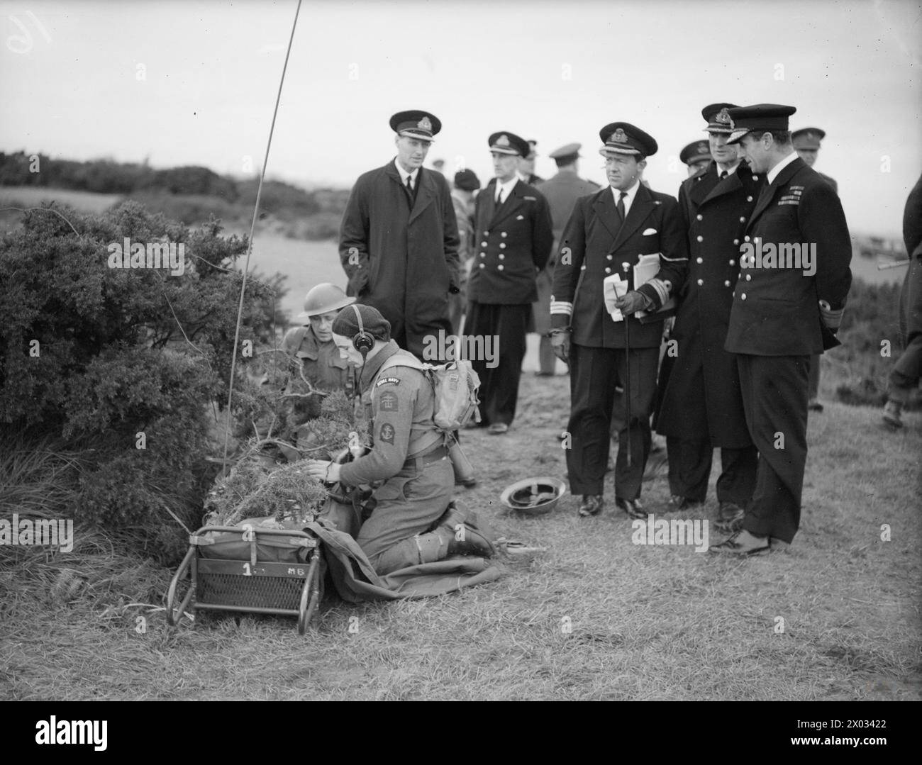Il 9 dicembre 1942, Lord Louis Mountbatten osservò la sezione segnali al lavoro presso il Combined Operations Centre, Dundonald Camp, con CDR Robertson al centro. Foto Stock