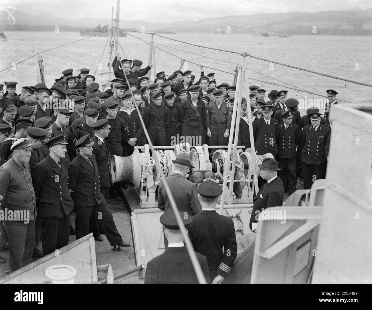 Il 25 giugno 1943 a Greenock, il Premier professor Gerbrandy consegnò la fregata Johan Maurits all'ufficiale comandante, rivolgendosi alla compagnia della Royal Netherlands Navy. Foto Stock