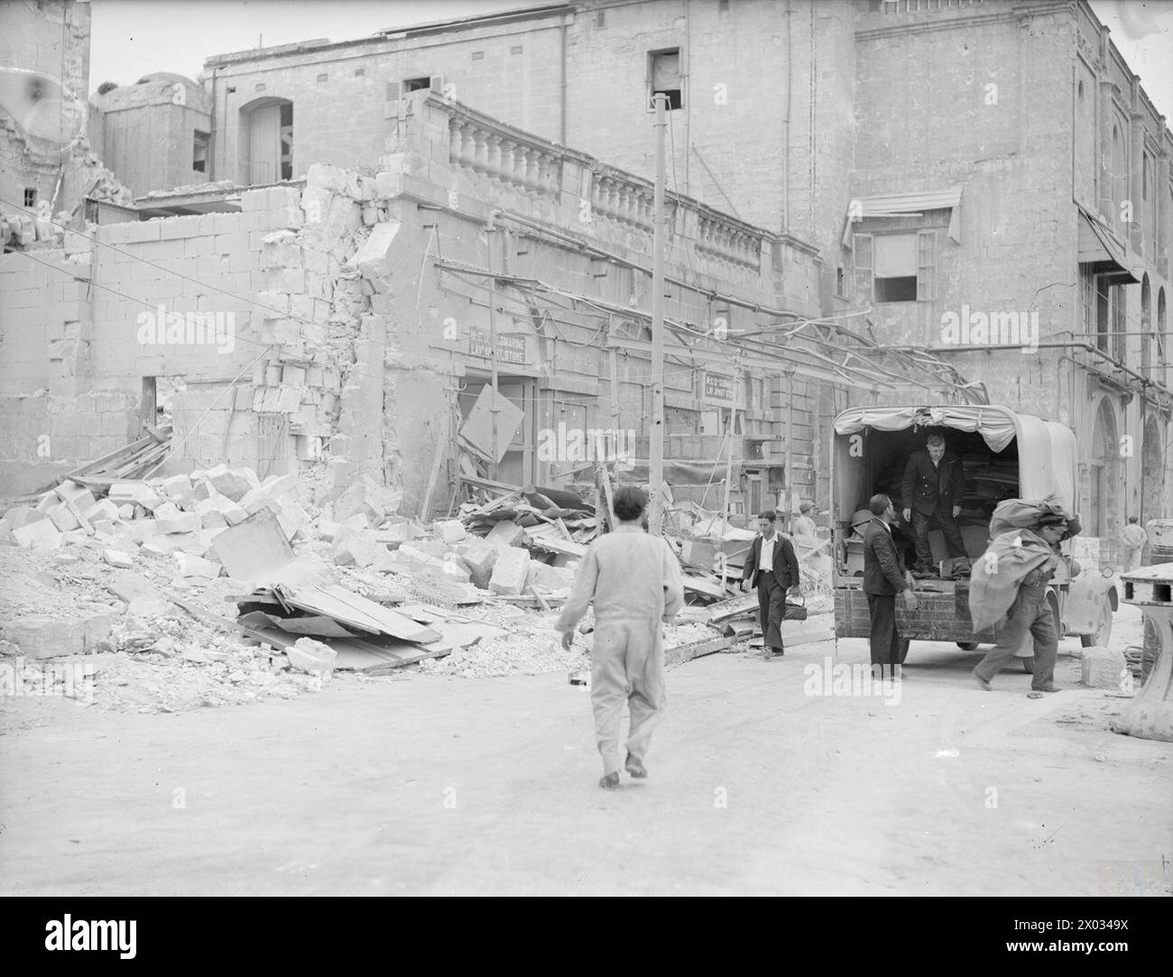 Il 5 maggio 1942, Malta subì danni da bombe ai depositi sottomarini durante il rinnovato Blitz. Foto Stock