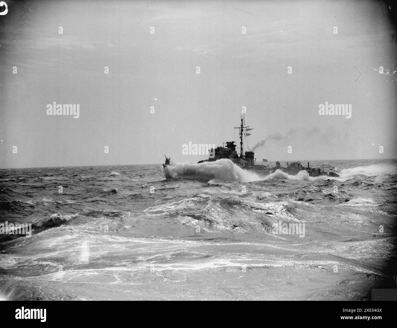Un cacciatorpediniere britannico classe Hunt opera in mare pesante mentre pattuglia il Mediterraneo dal 15 al 17 aprile 1943, scortando la portaerei HMS Formidable e monitorando il trasporto dell'asse durante la seconda guerra mondiale Foto Stock